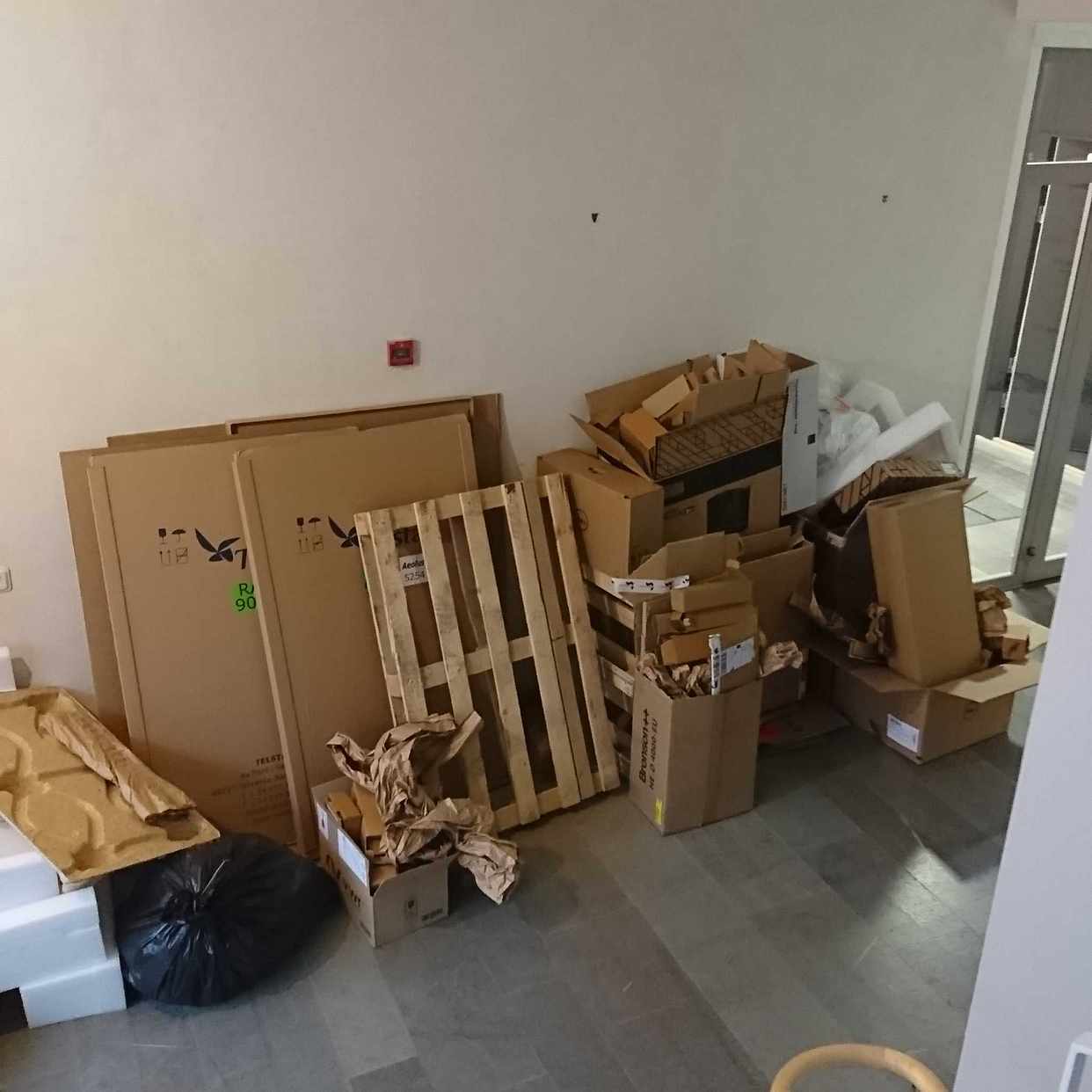 image of Cardboards and pallets - Solna