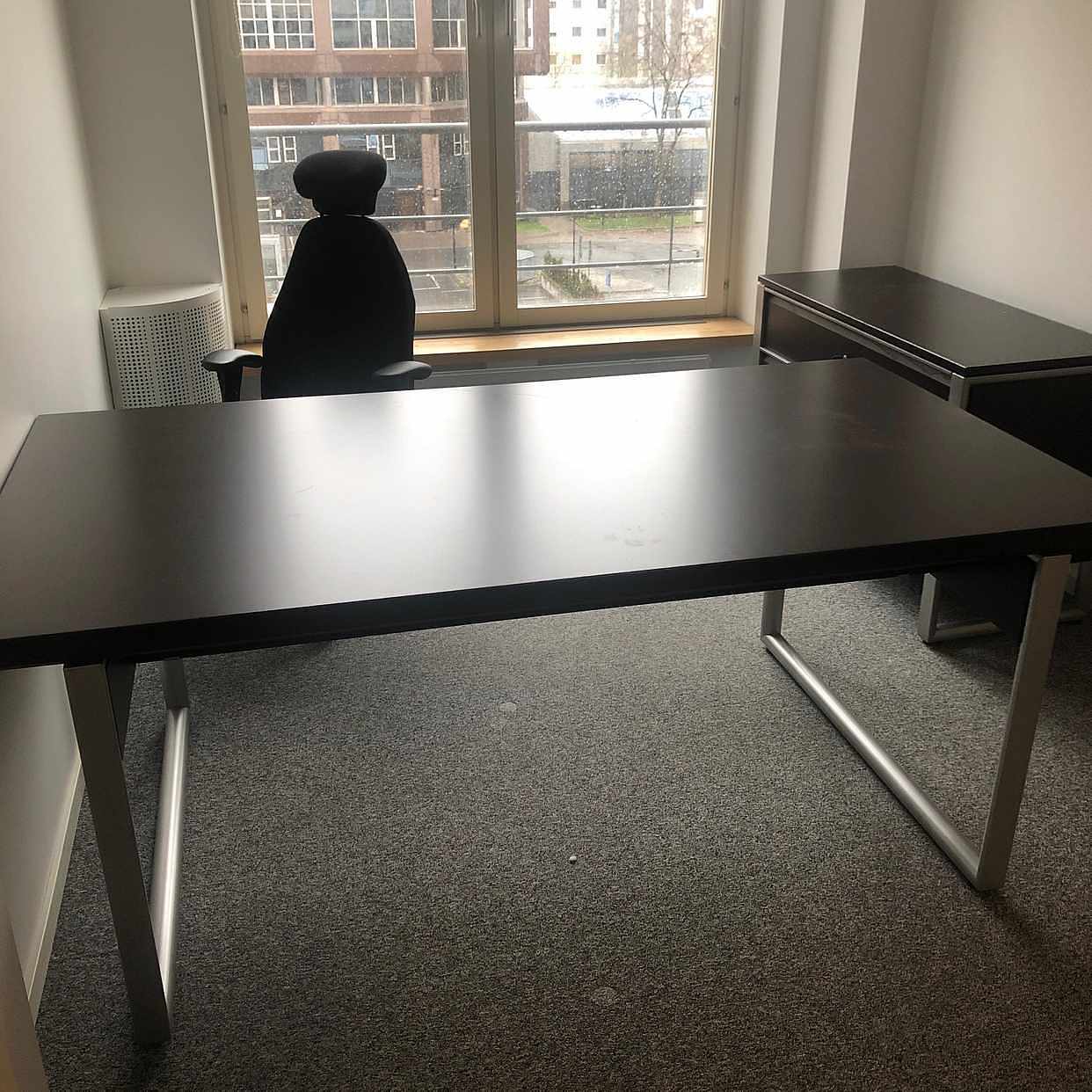 image of Skrivbord, stol och förva - 