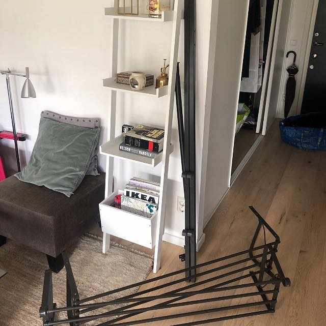 image of Nedmonterad klädställning - 