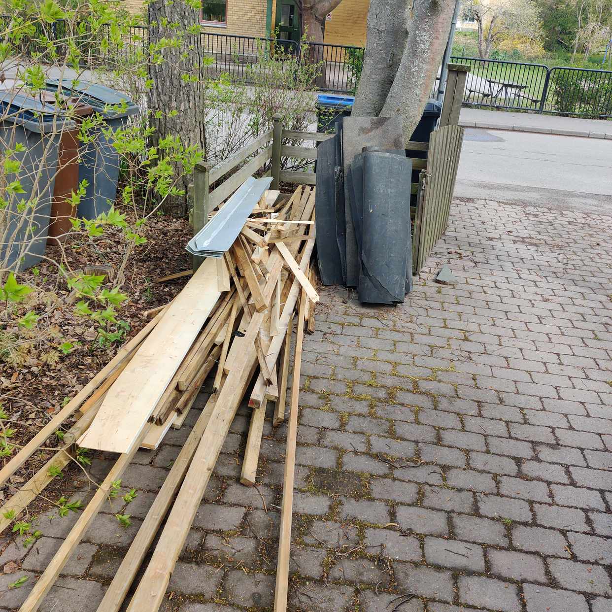image of Brädor, plåt och tjärpapp - Stocksund