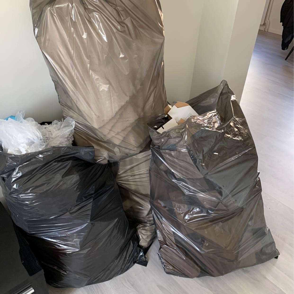 image of Kartonger + plast + trä - Bromma
