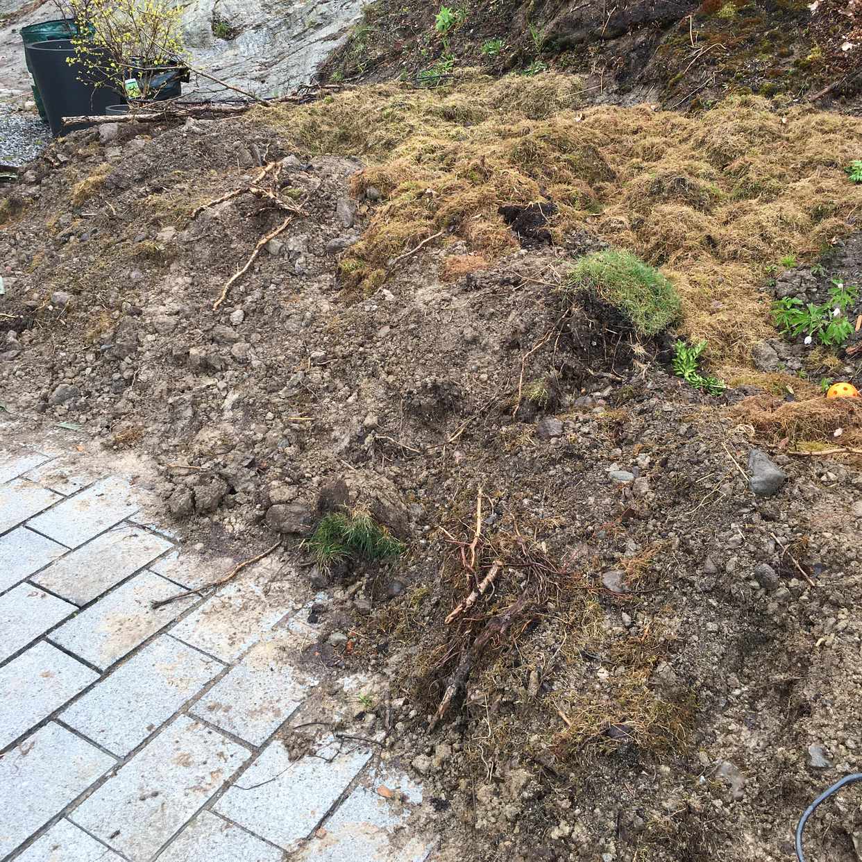 image of Varsla bort hög med jord - Tyresö