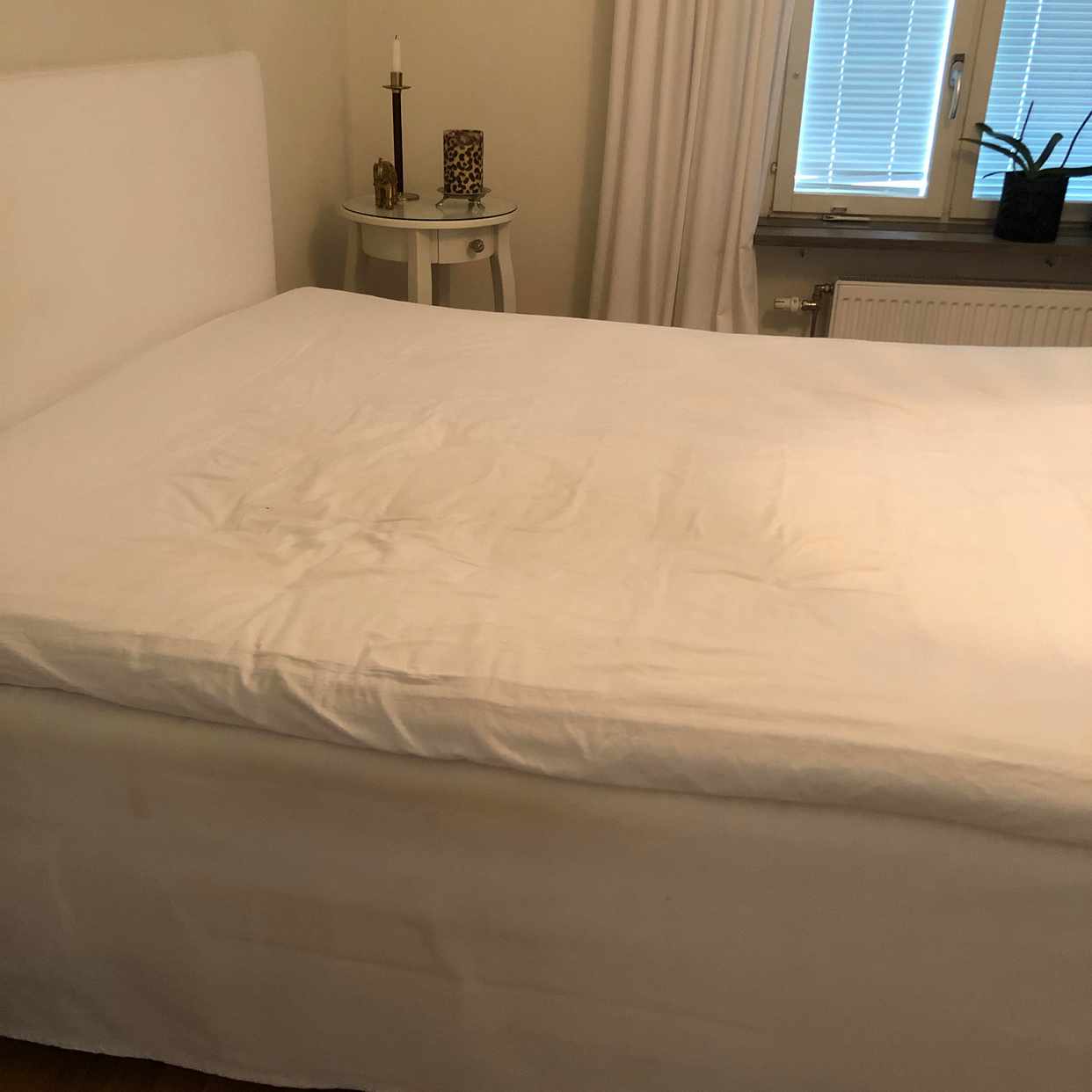 image of Säng kastas 160 bred - Stockholm