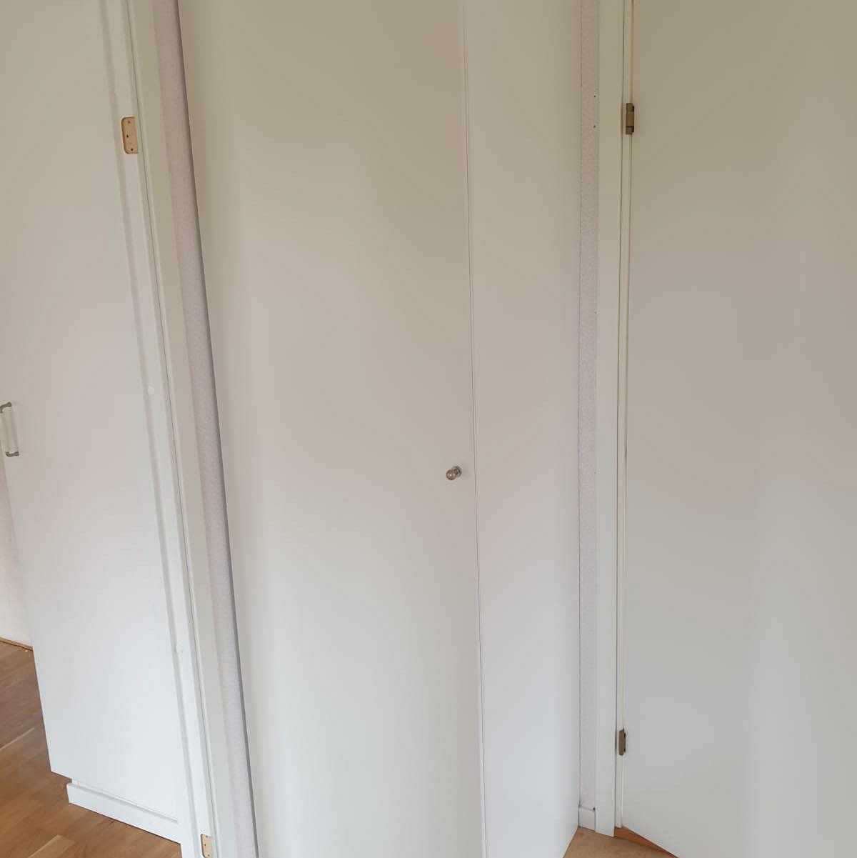 image of 4 garderober bortskänktes - Lidingö