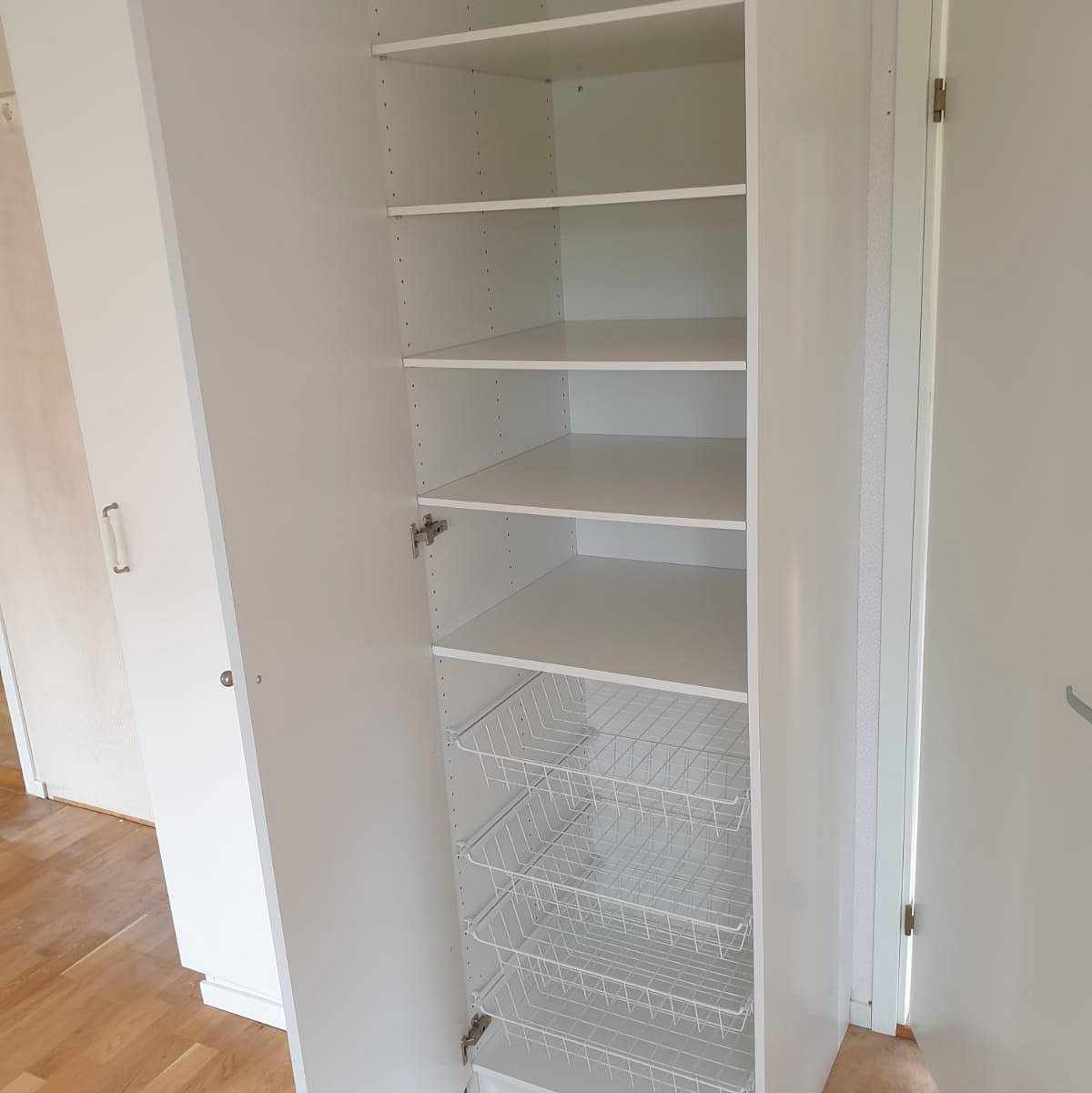 image of 4 garderober bortskänktes - Lidingö