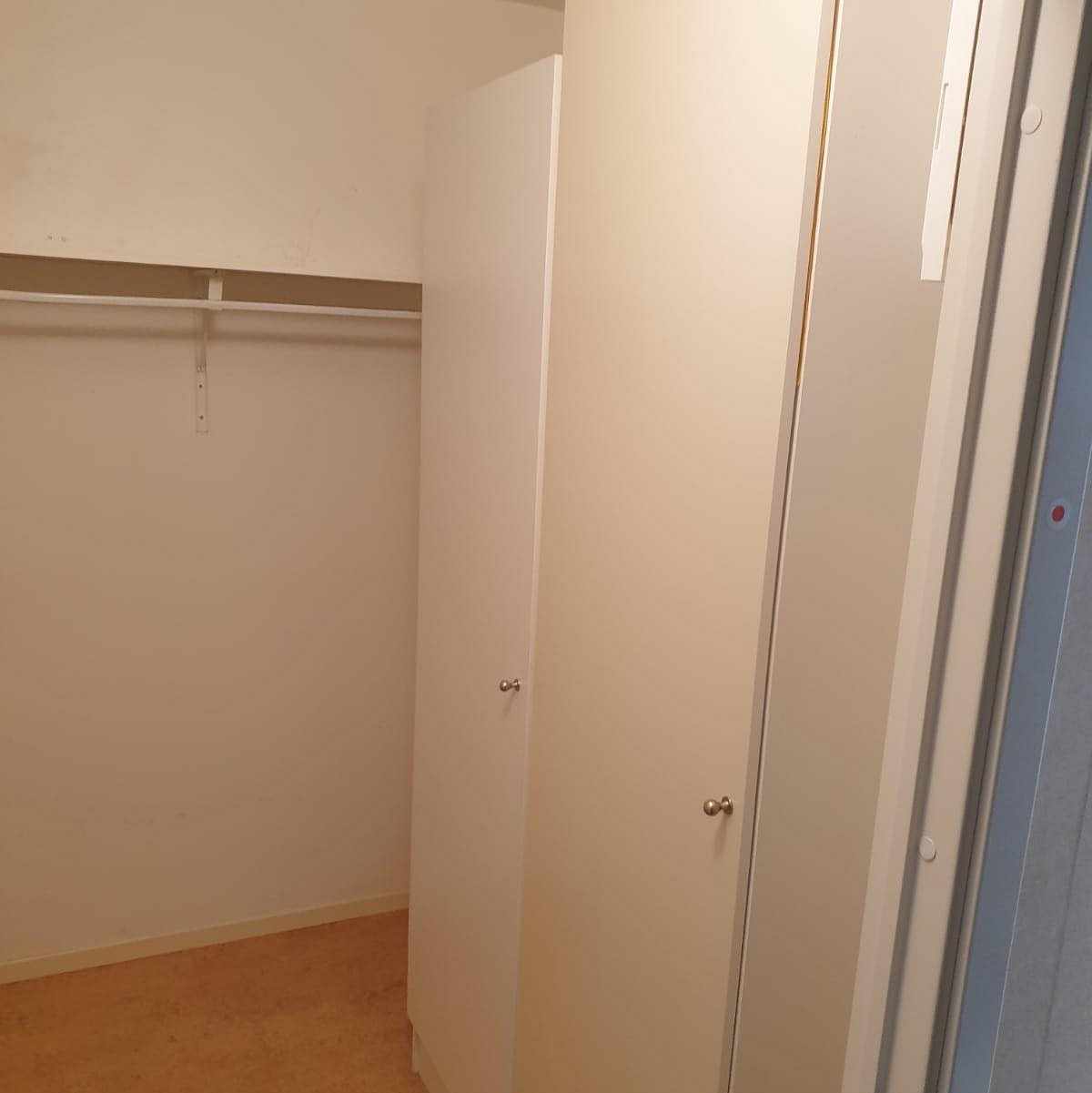 image of 4 garderober bortskänktes - Lidingö