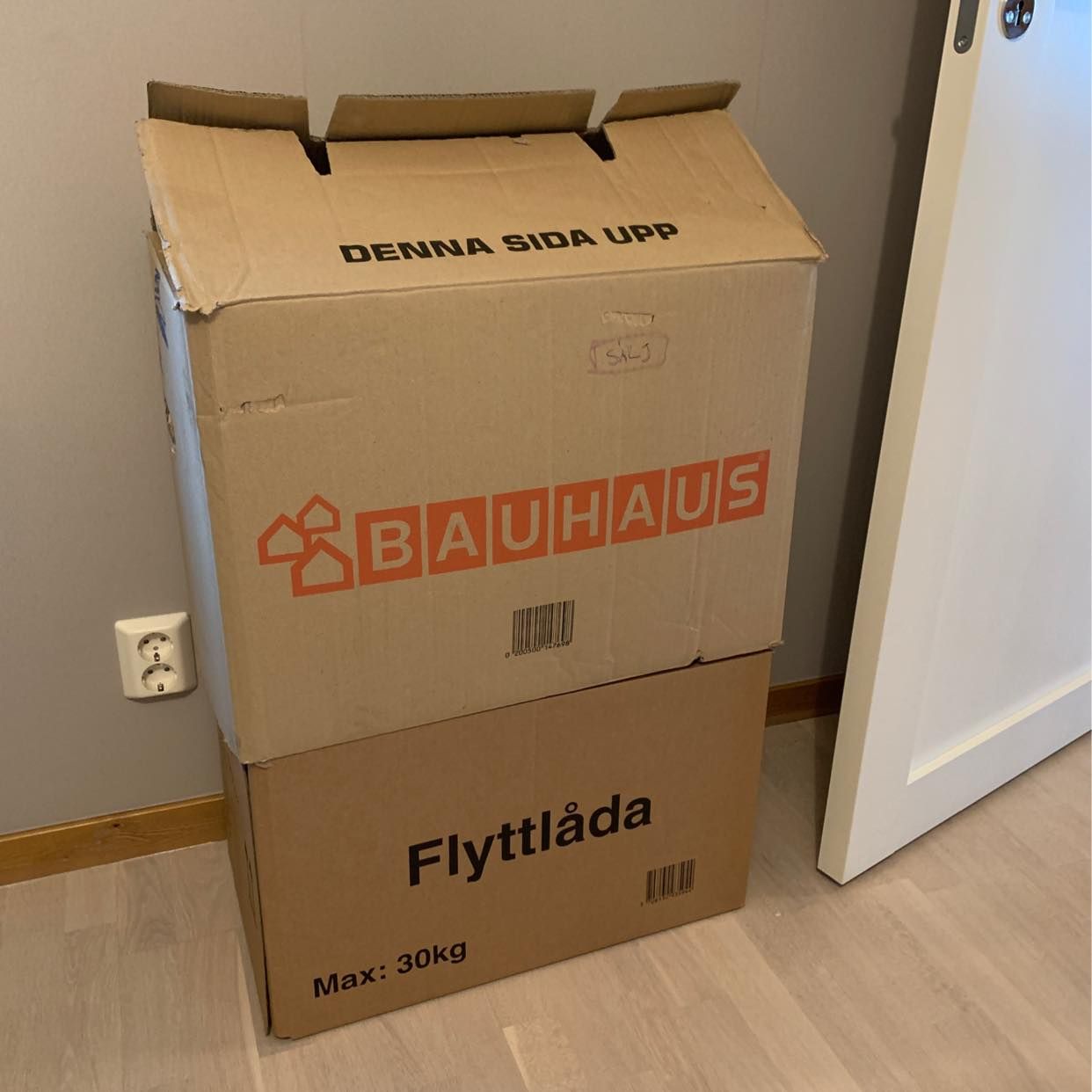 image of Två flyttlådor med skräp - Stockholm