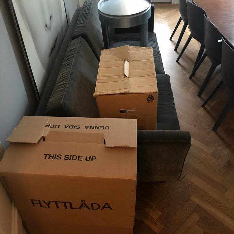 image of Soffa + 3 kartonger - 