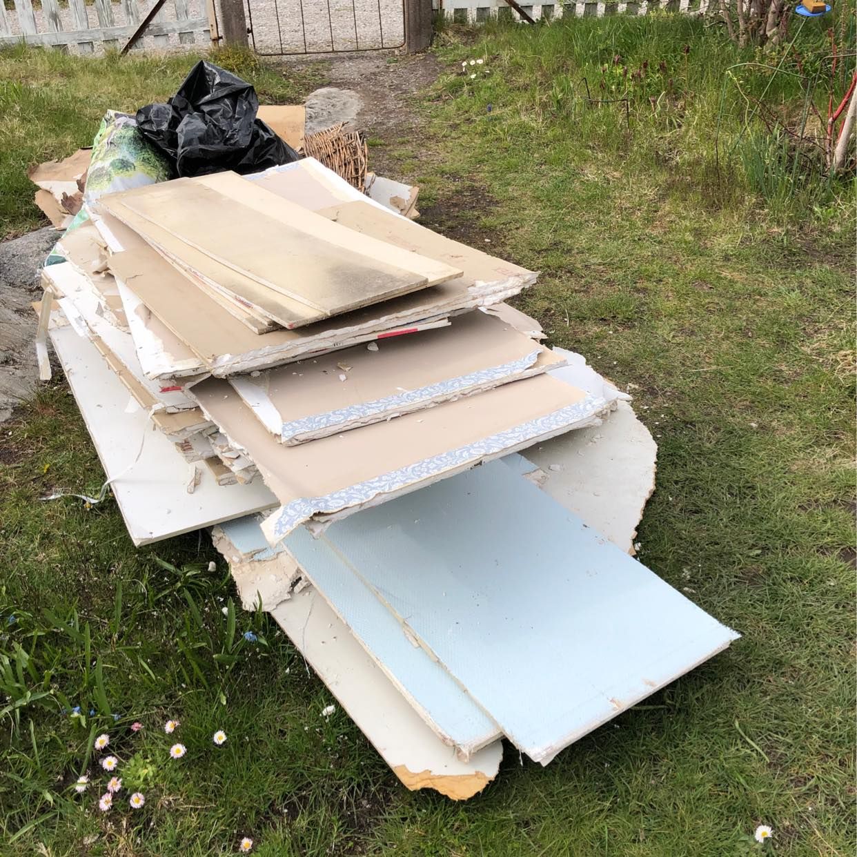 image of Gipsskivor och byggavfall - Skarpnäcks kolonistugeområde