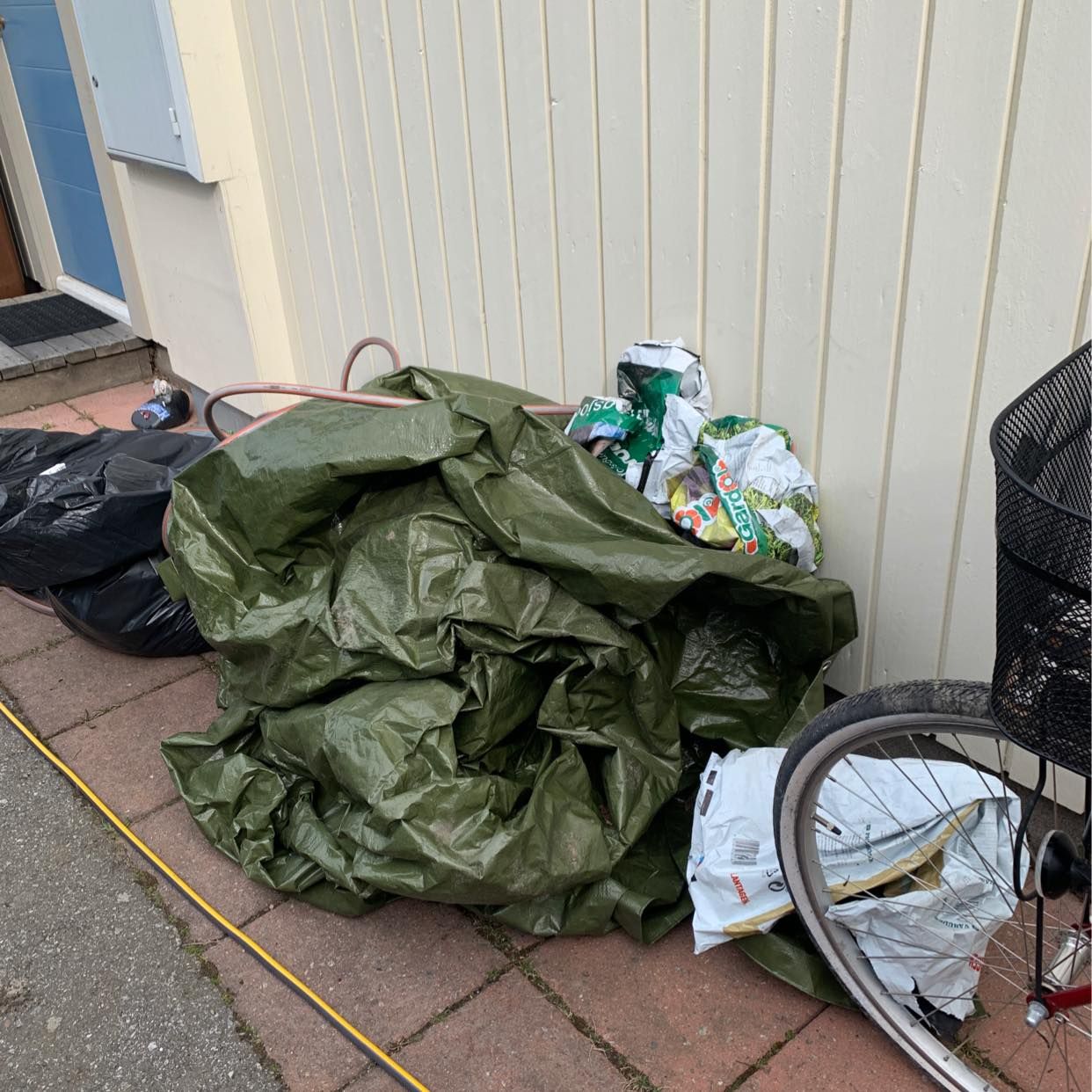 image of Jord,plast + gratis cykel - Järfälla