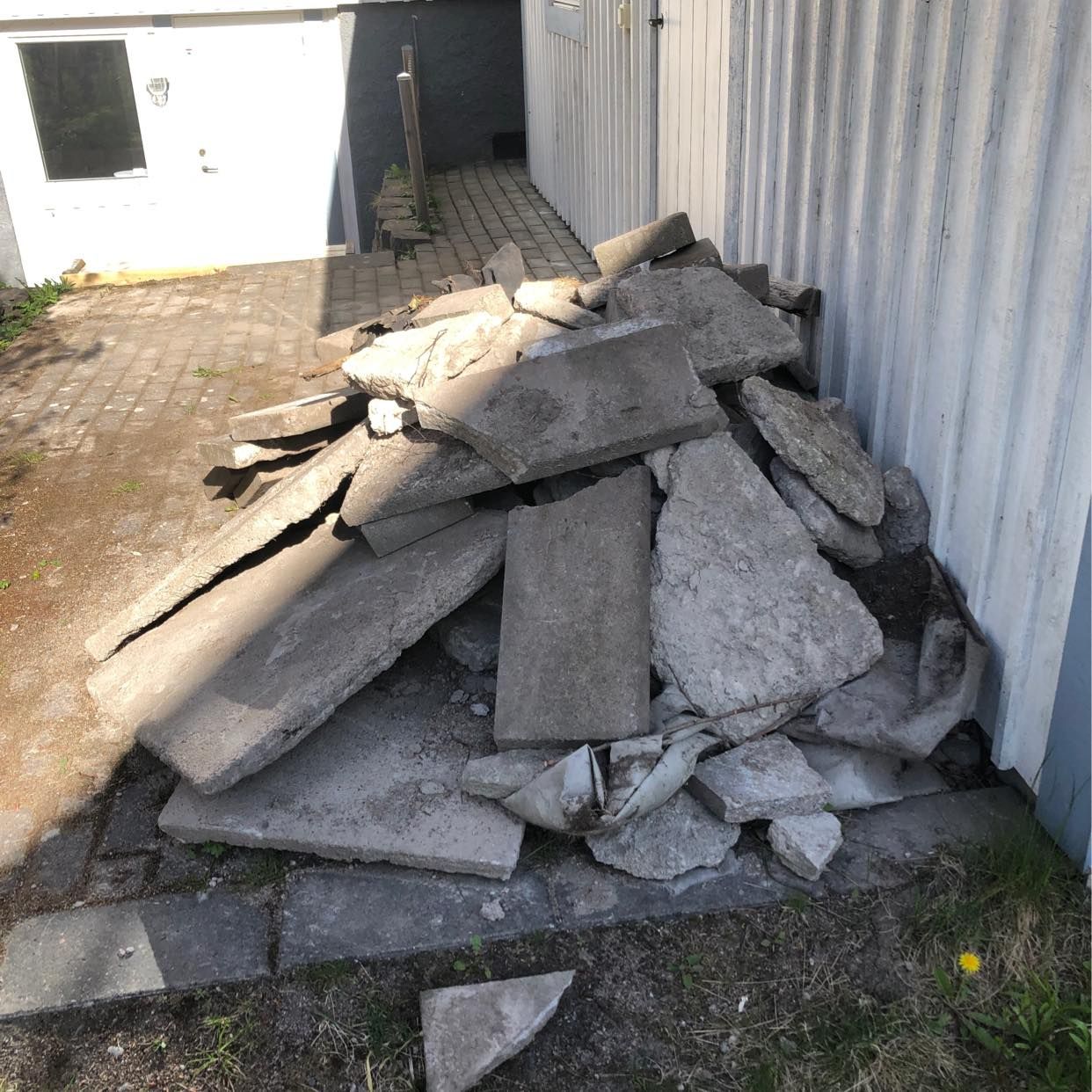 image of Köra plattor till tippen - Karlstad