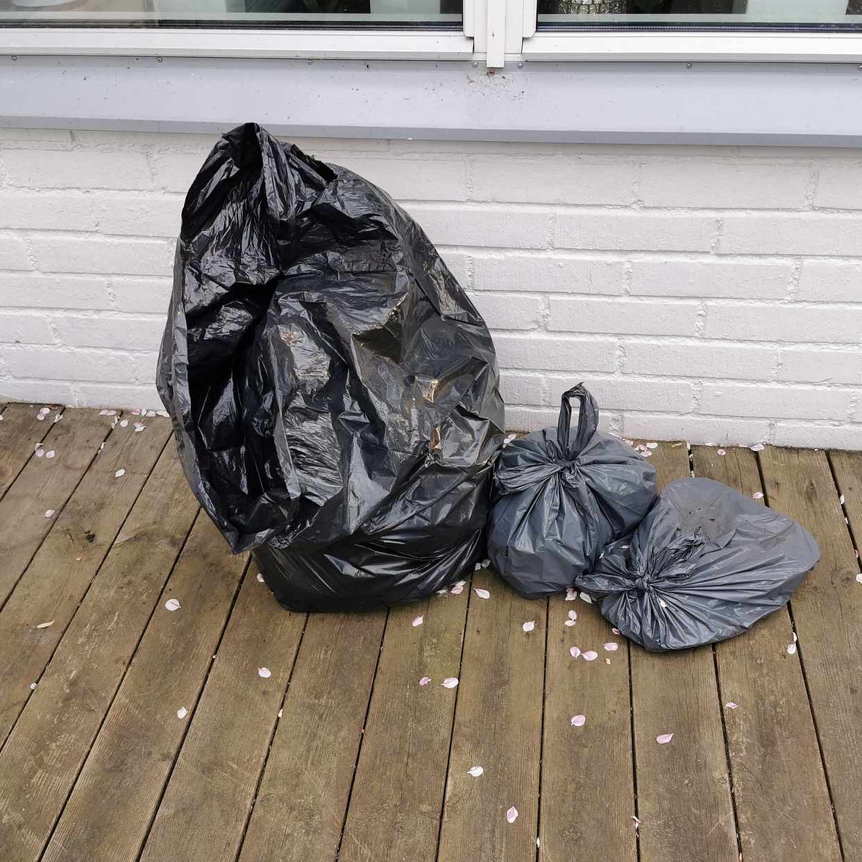 image of Säckar med puts och skräp - Malmö