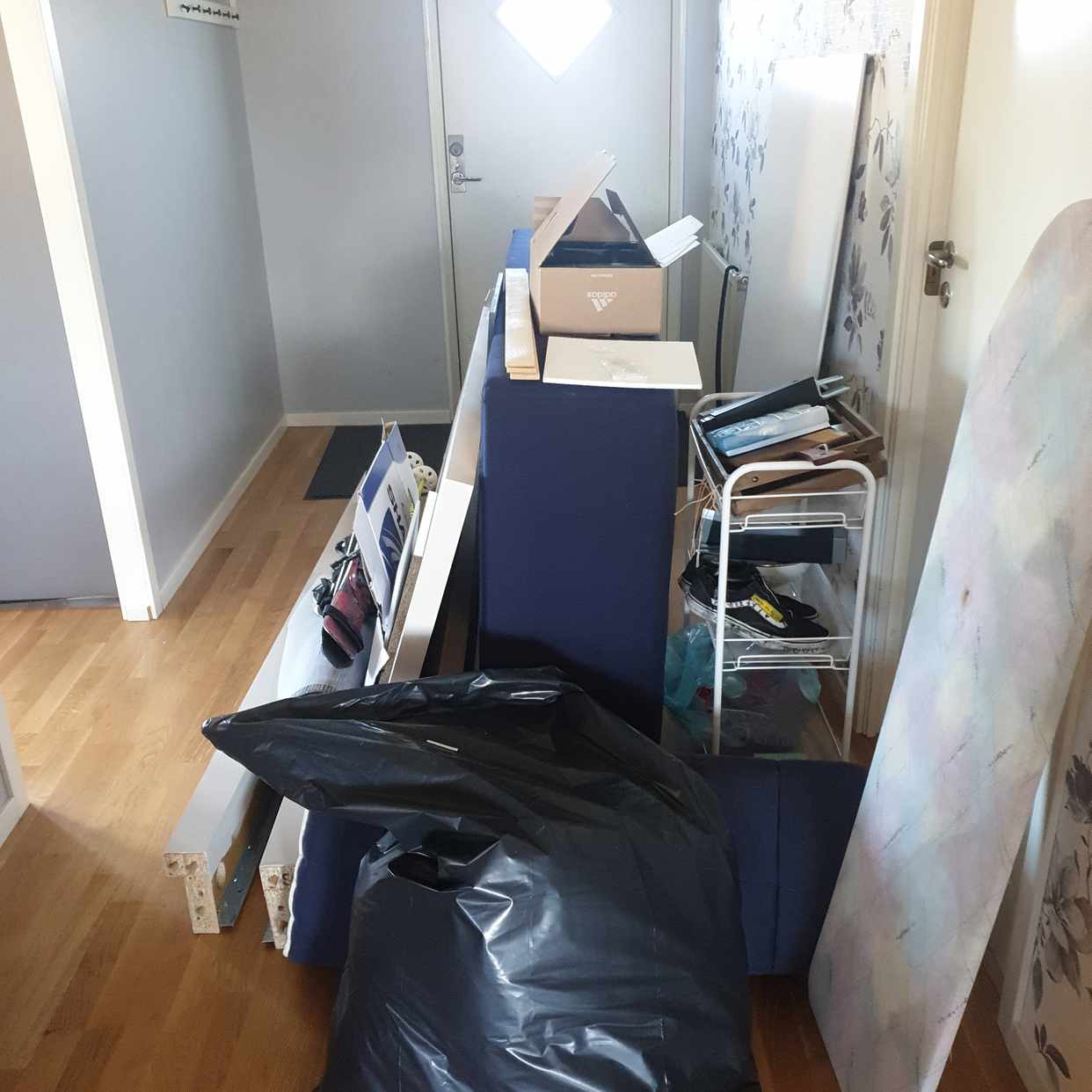 image of Diverse möbler och skräp - Ösmo