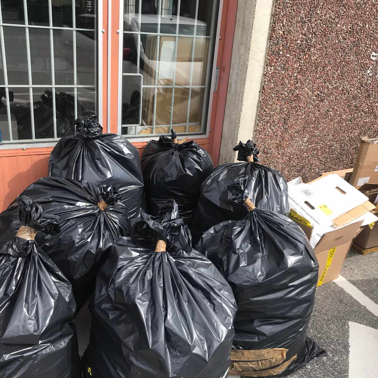 image of 8 sopsäckar och kartonger - Kungsängen