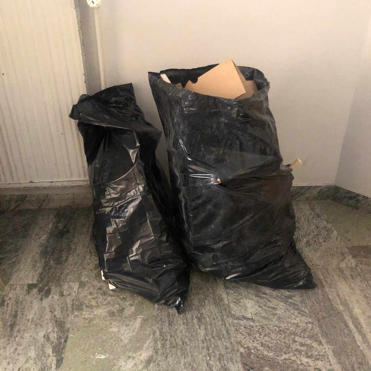 image of 2 sopsäckar till tippen - Stockholms Stad