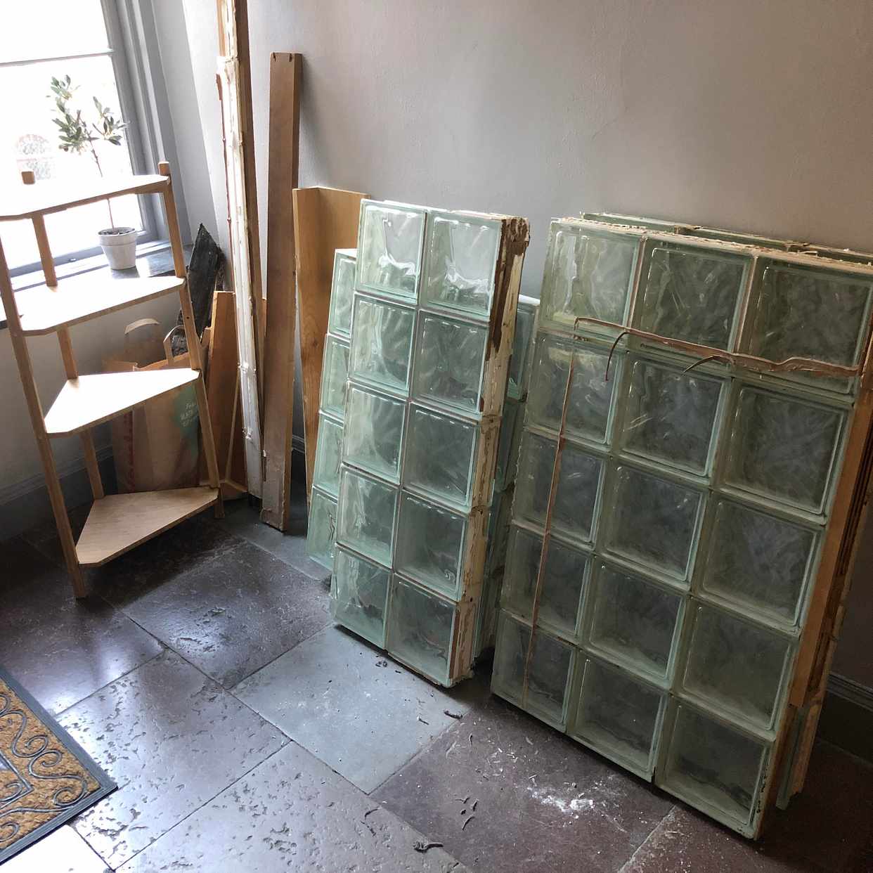 image of Kartonger samt glasvägg - Stockholm
