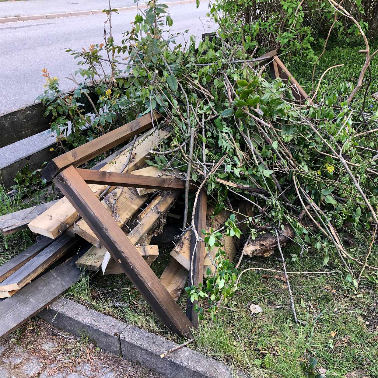 image of 4 piles of garden waste - Täby