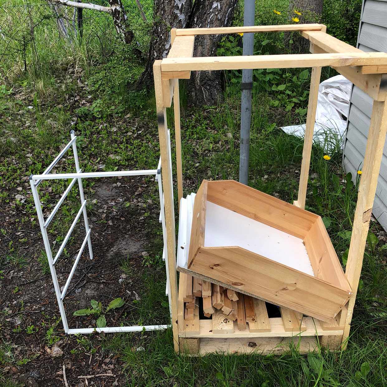 image of 4 piles of garden waste - Täby