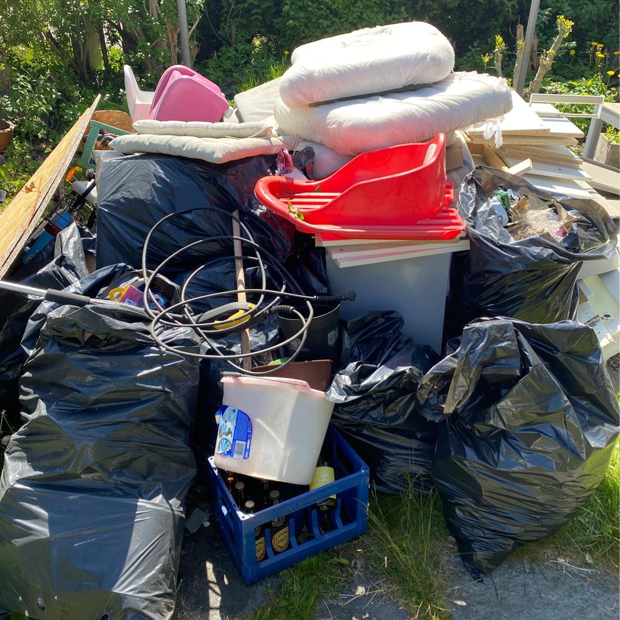 image of Div möbler/blandat avfall - Hovås