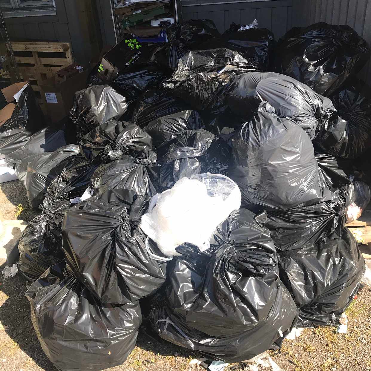 image of Sopsäckar med restavfall - Värmdö