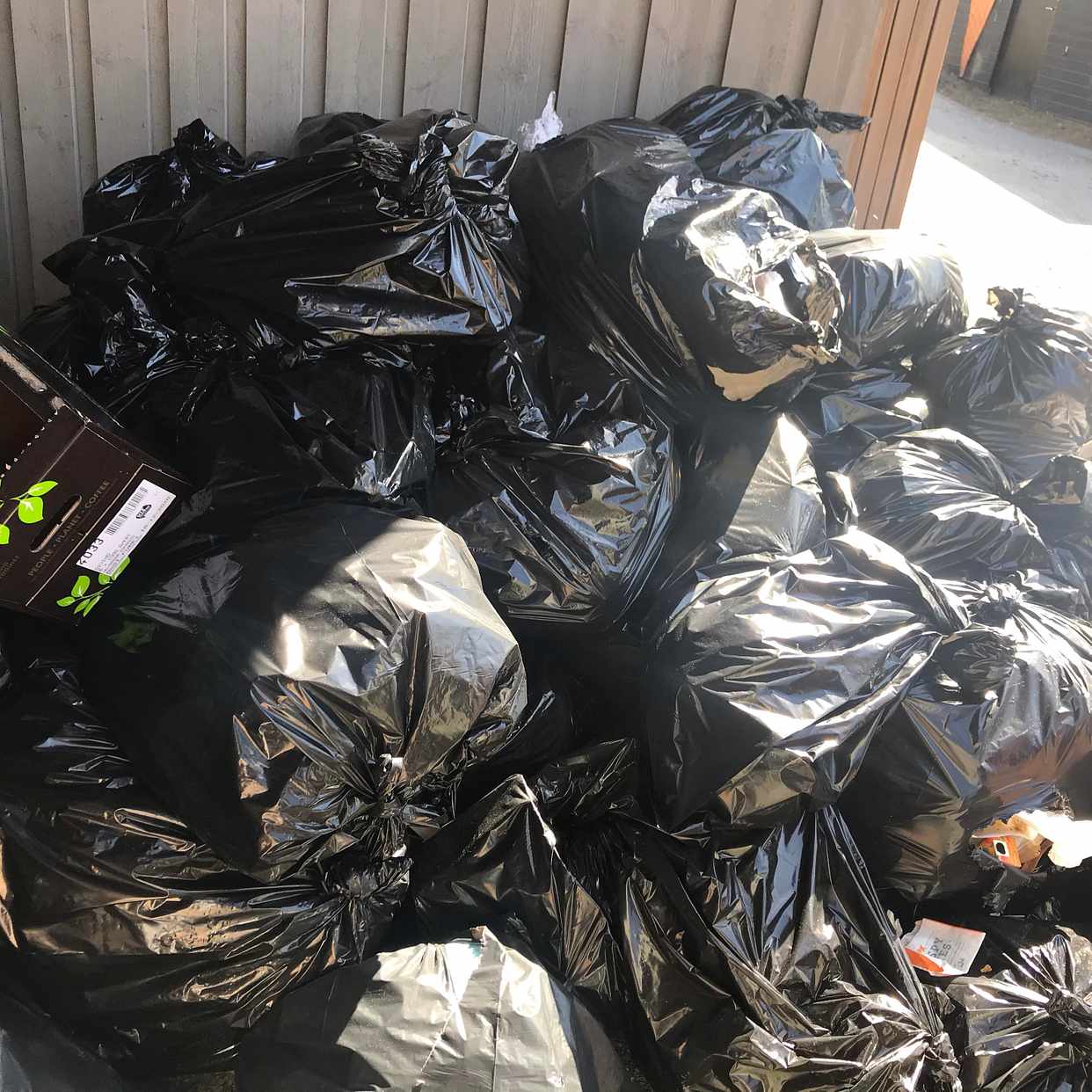 image of Sopsäckar med restavfall - Värmdö