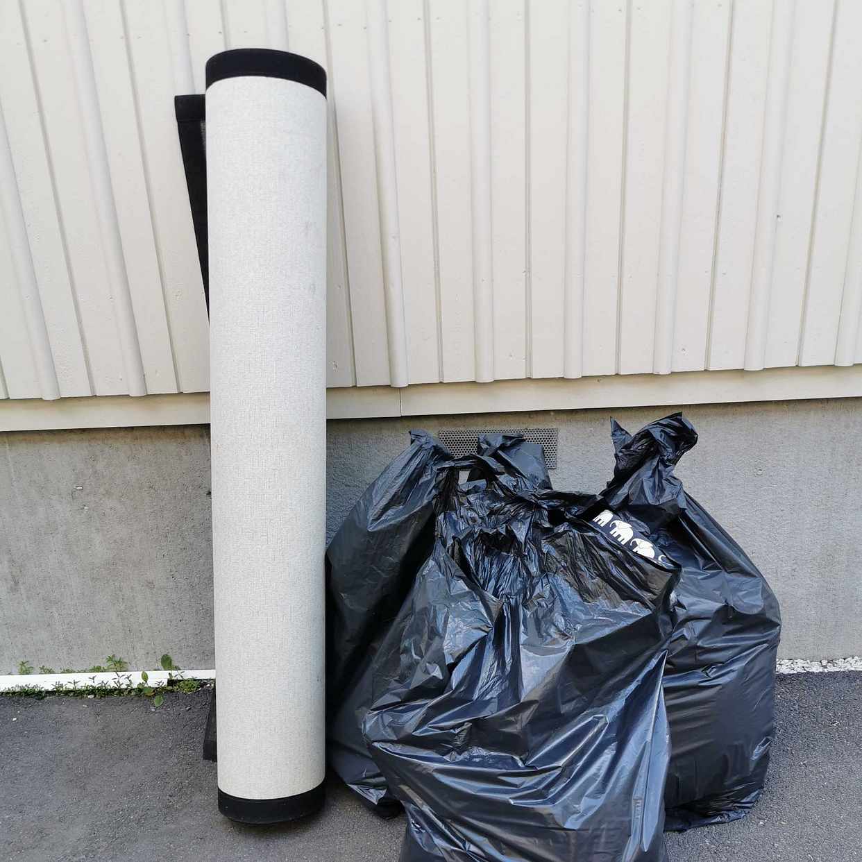image of En matta och 3 sopsäckar - Spånga