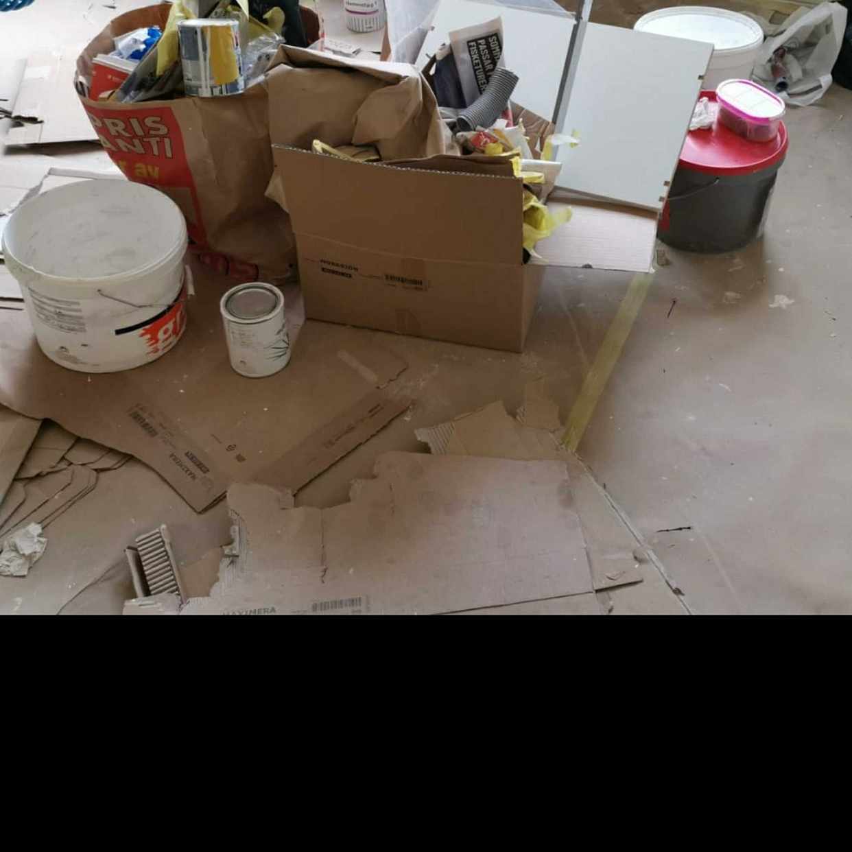 image of Skräp efter renovering - Huddinge