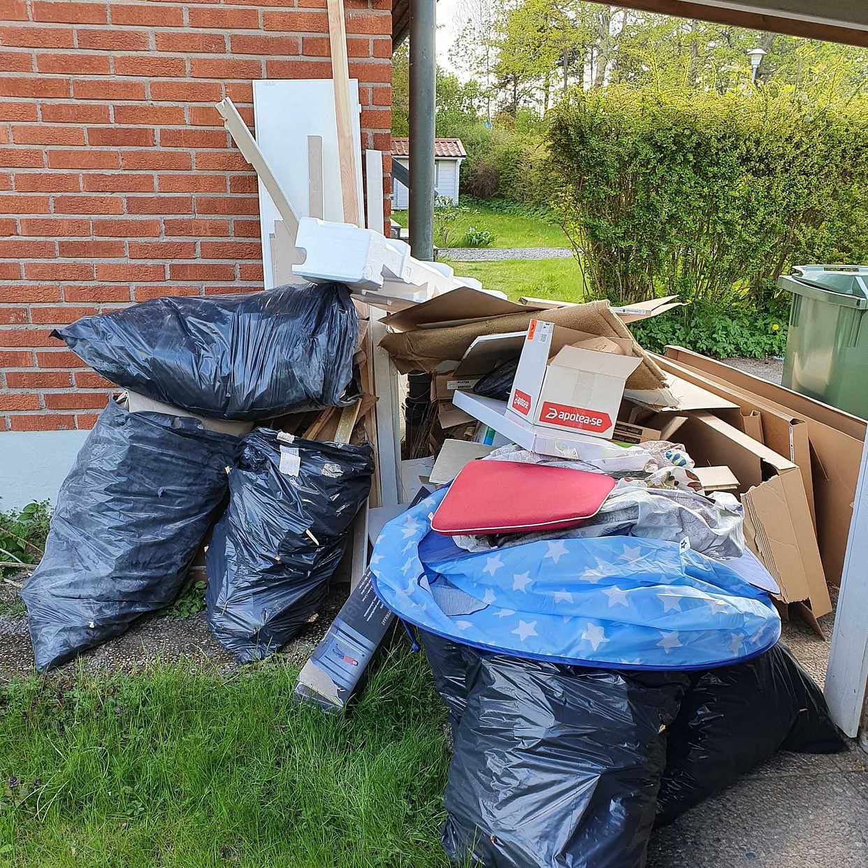 image of Diverse skräp - Sollentuna