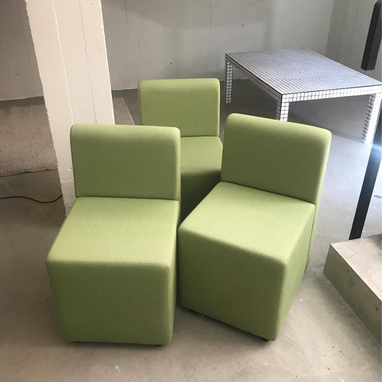 image of Köra tre små fåtöljer - 