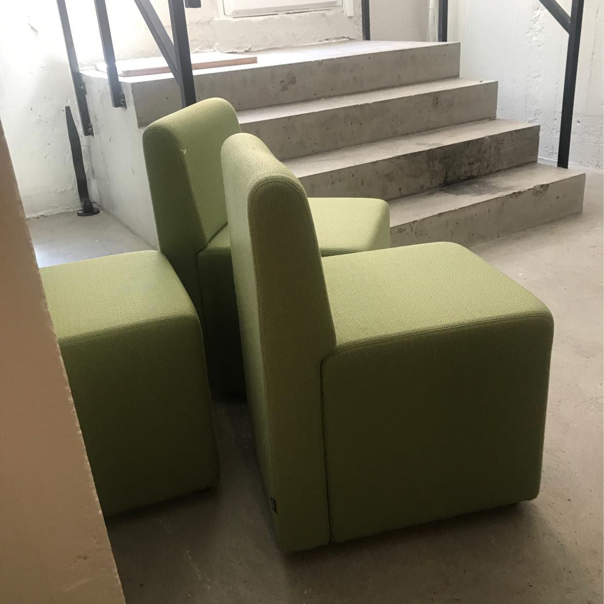 image of Köra tre små fåtöljer - 