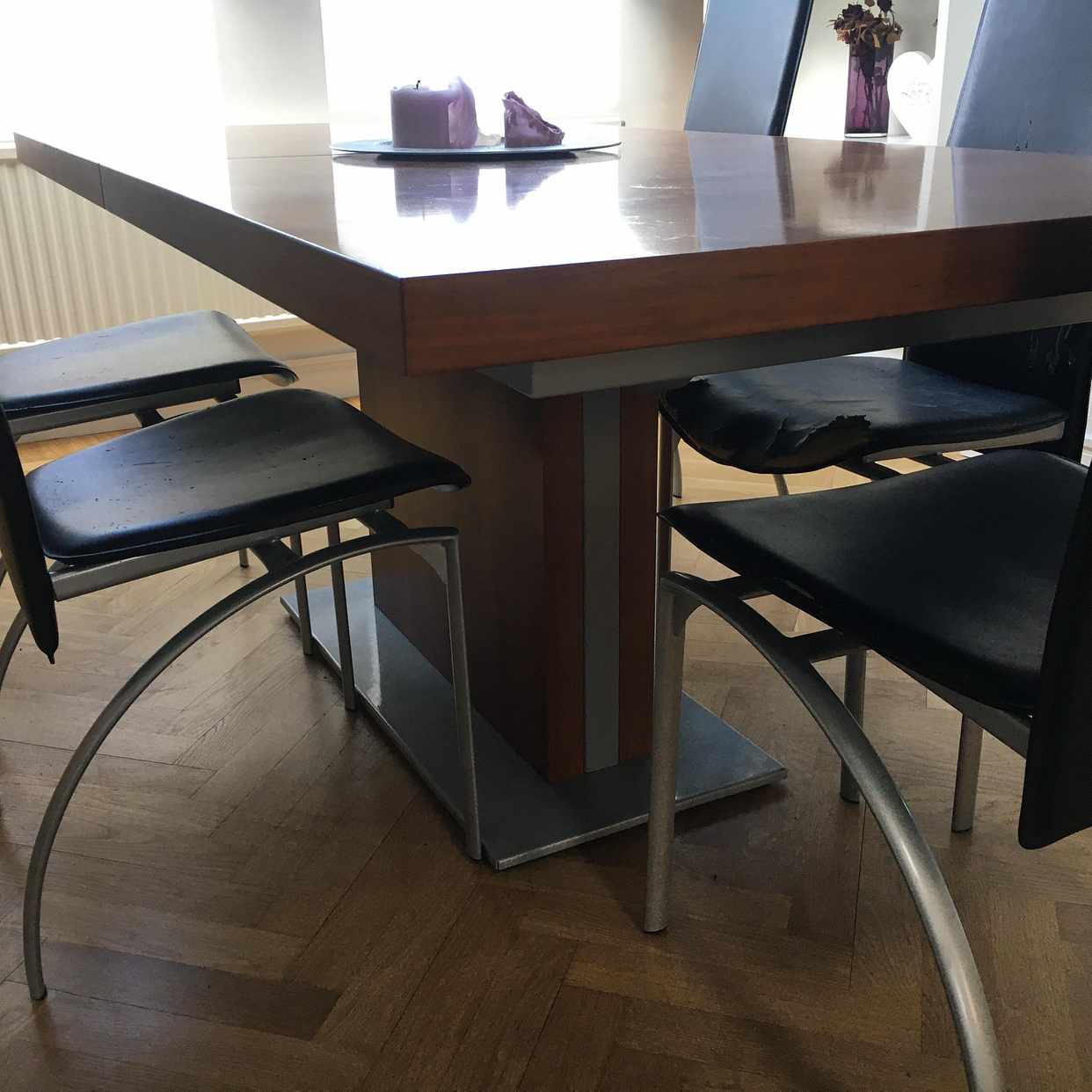 image of Skänker 5 slitna stolar - Stockholms Stad