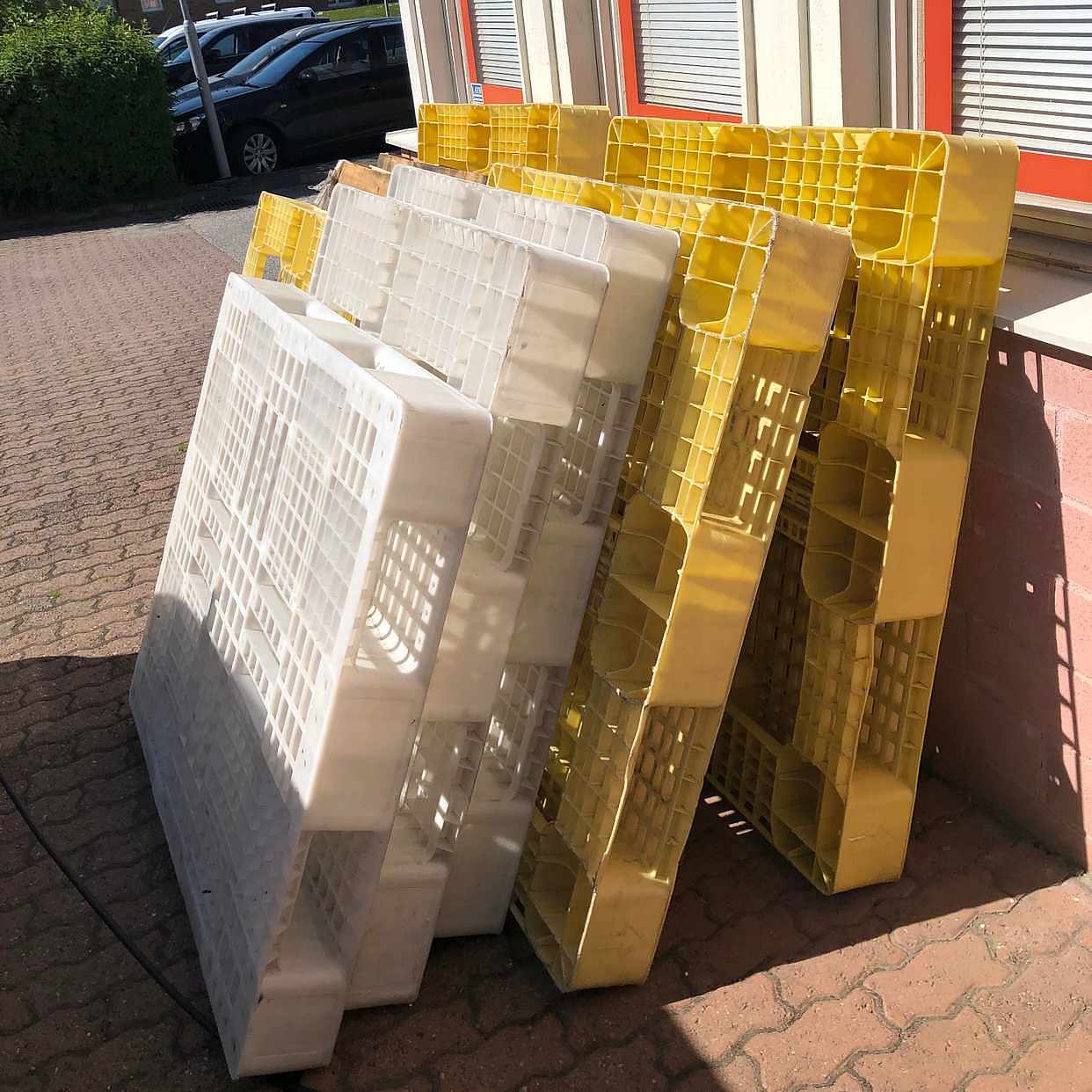 image of 14 plastic pallets - 