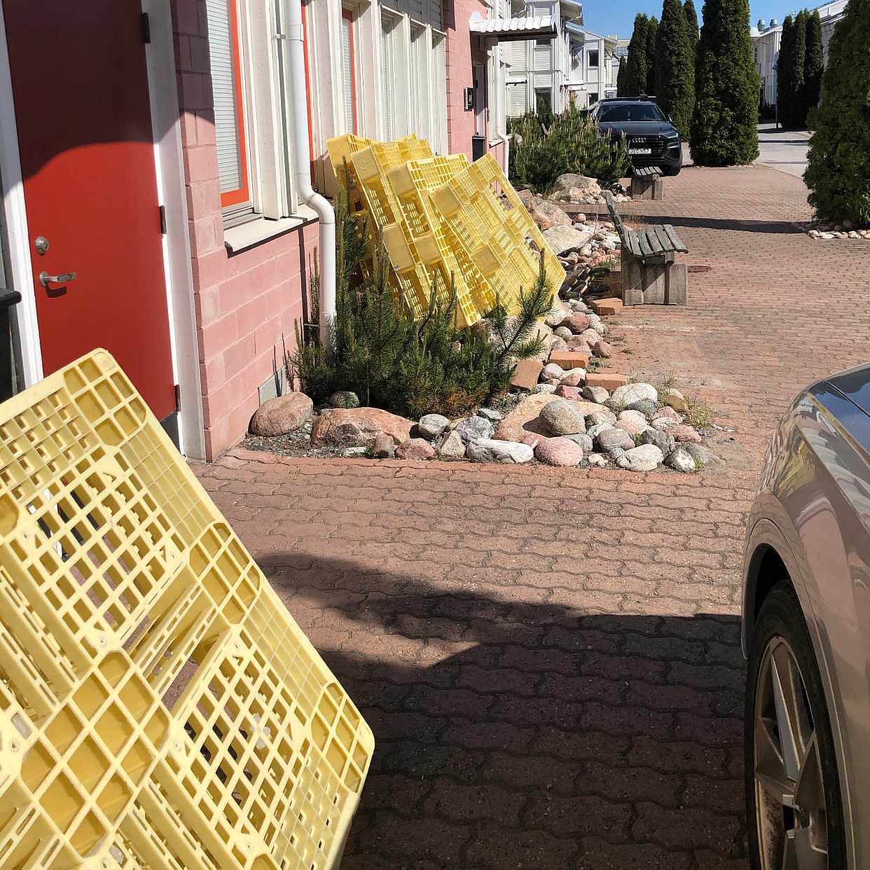 image of 14 plastic pallets - 