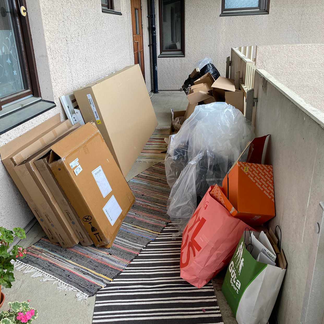 image of Kartonger och plast - Enskededalen