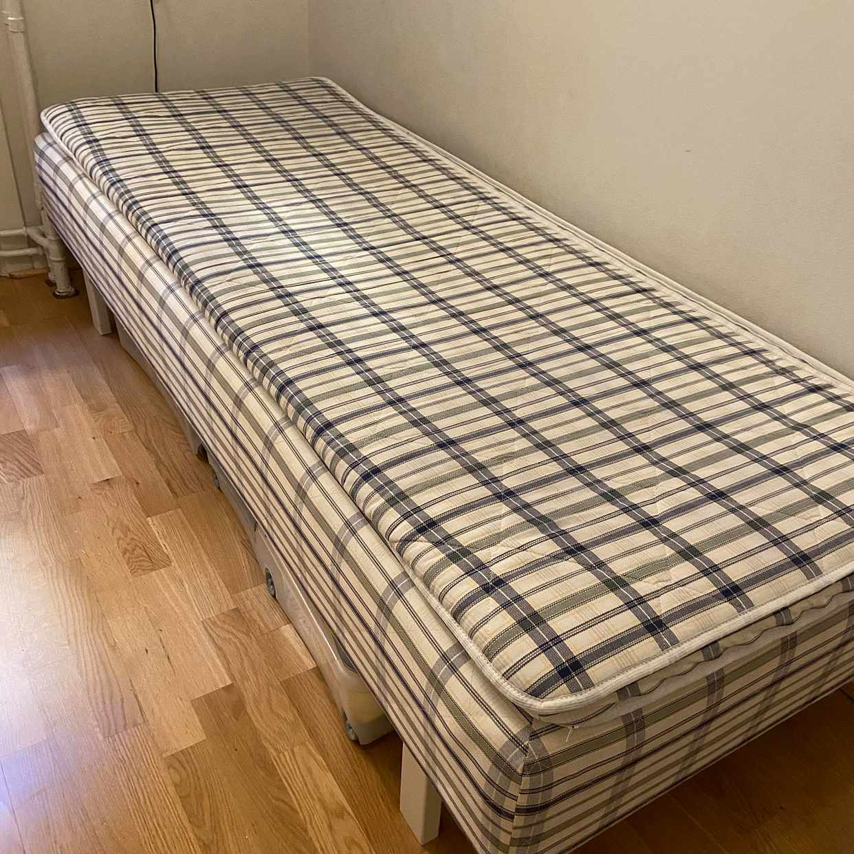 image of Hämta mindre säng+hylla - Stockholm