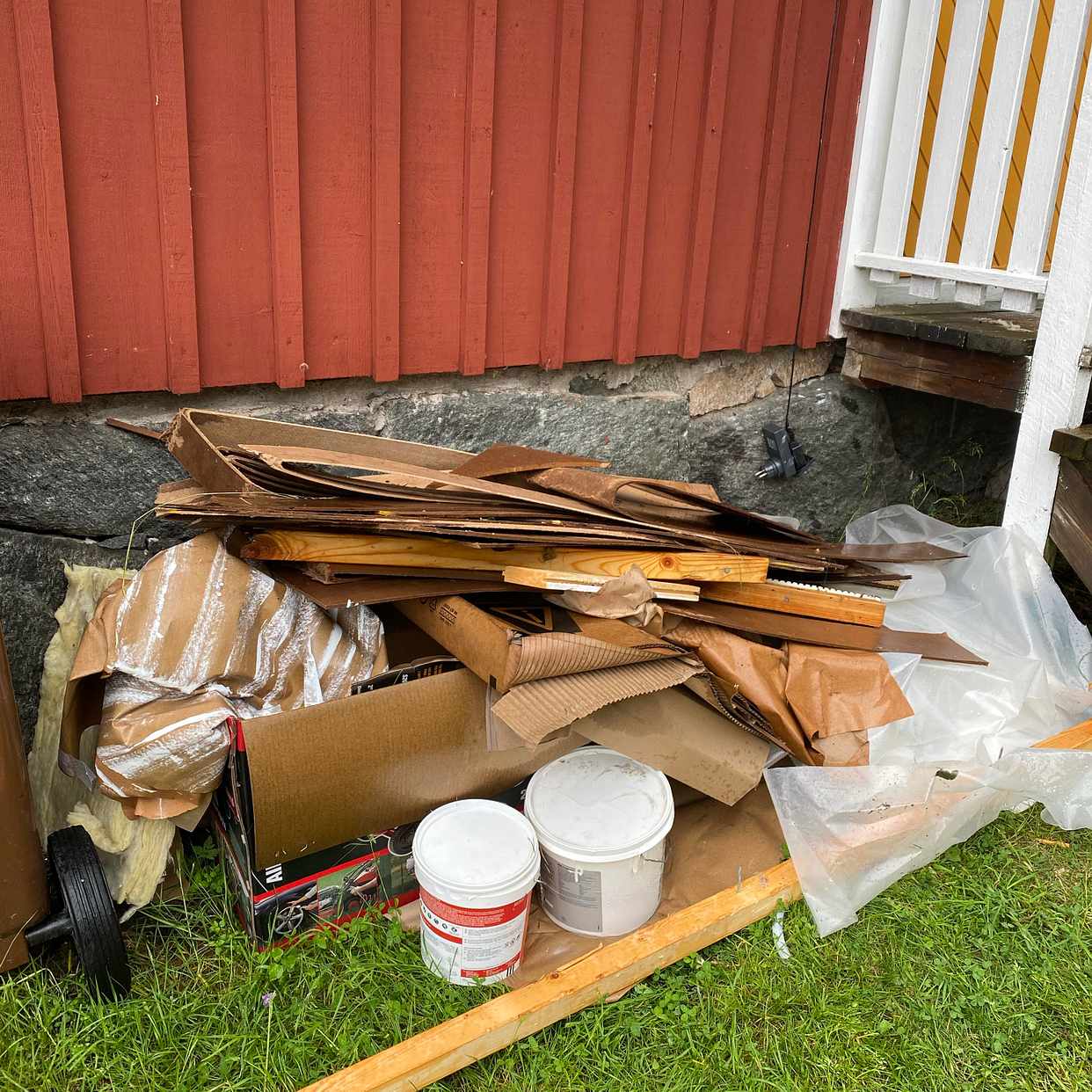 image of Plast, papp, lite trä - Västra Frölunda