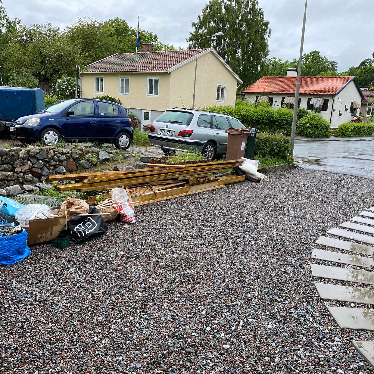 image of Blandat skräp på uppfart - Vällingby