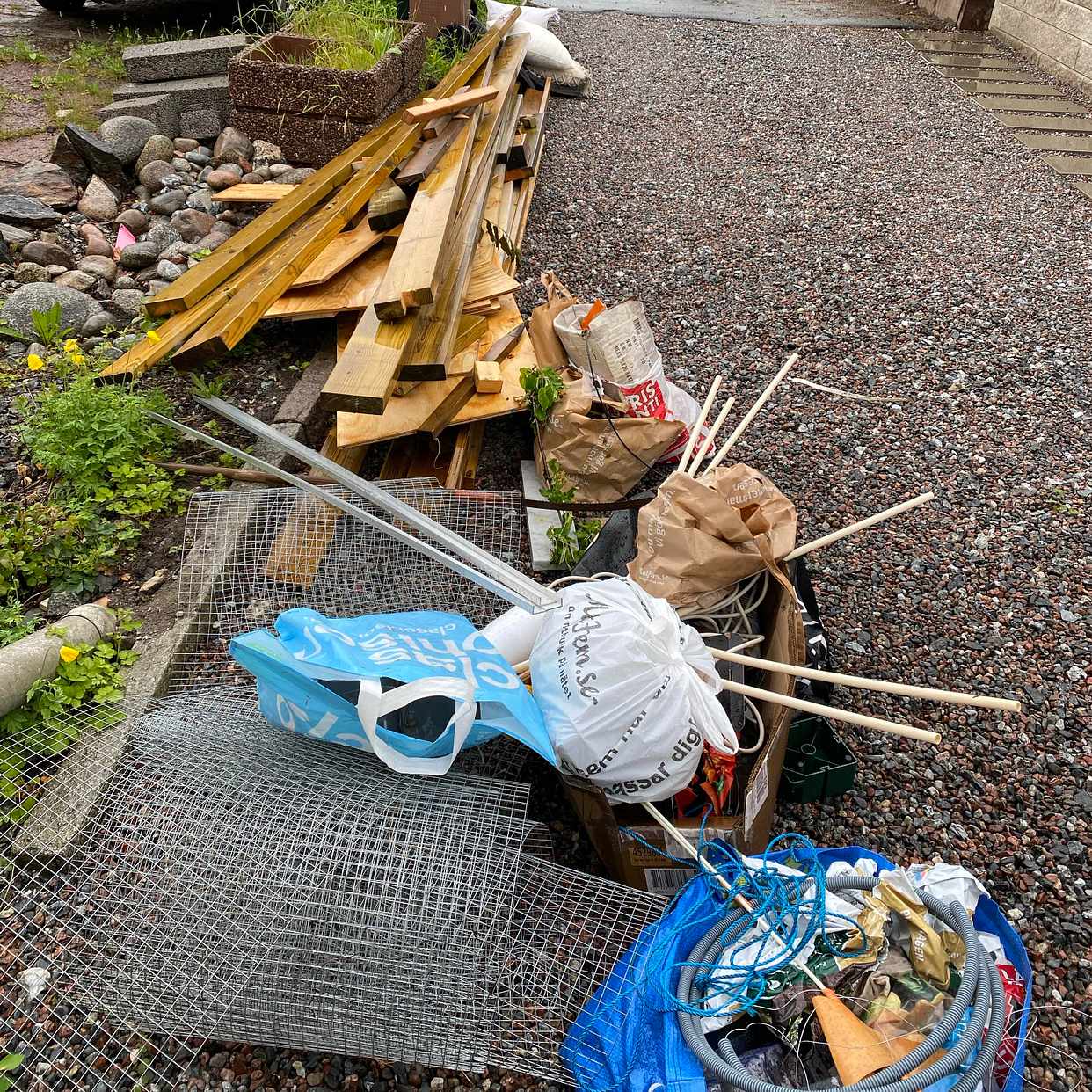 image of Blandat skräp på uppfart - Vällingby