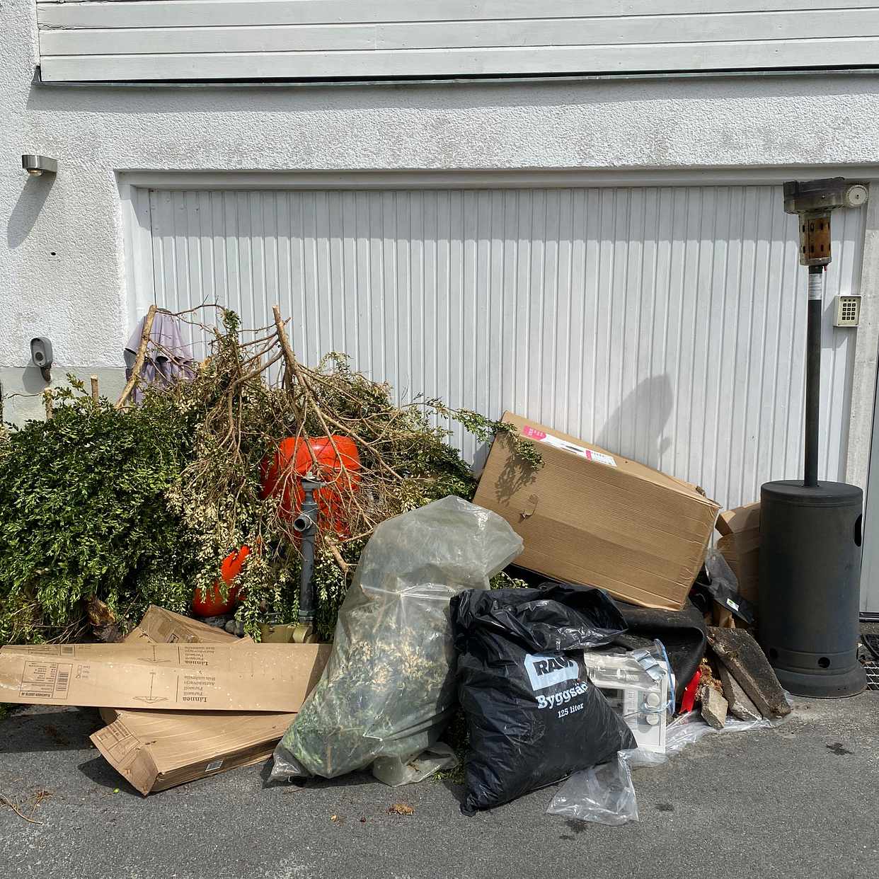image of Blandat skräp att slänga - Täby