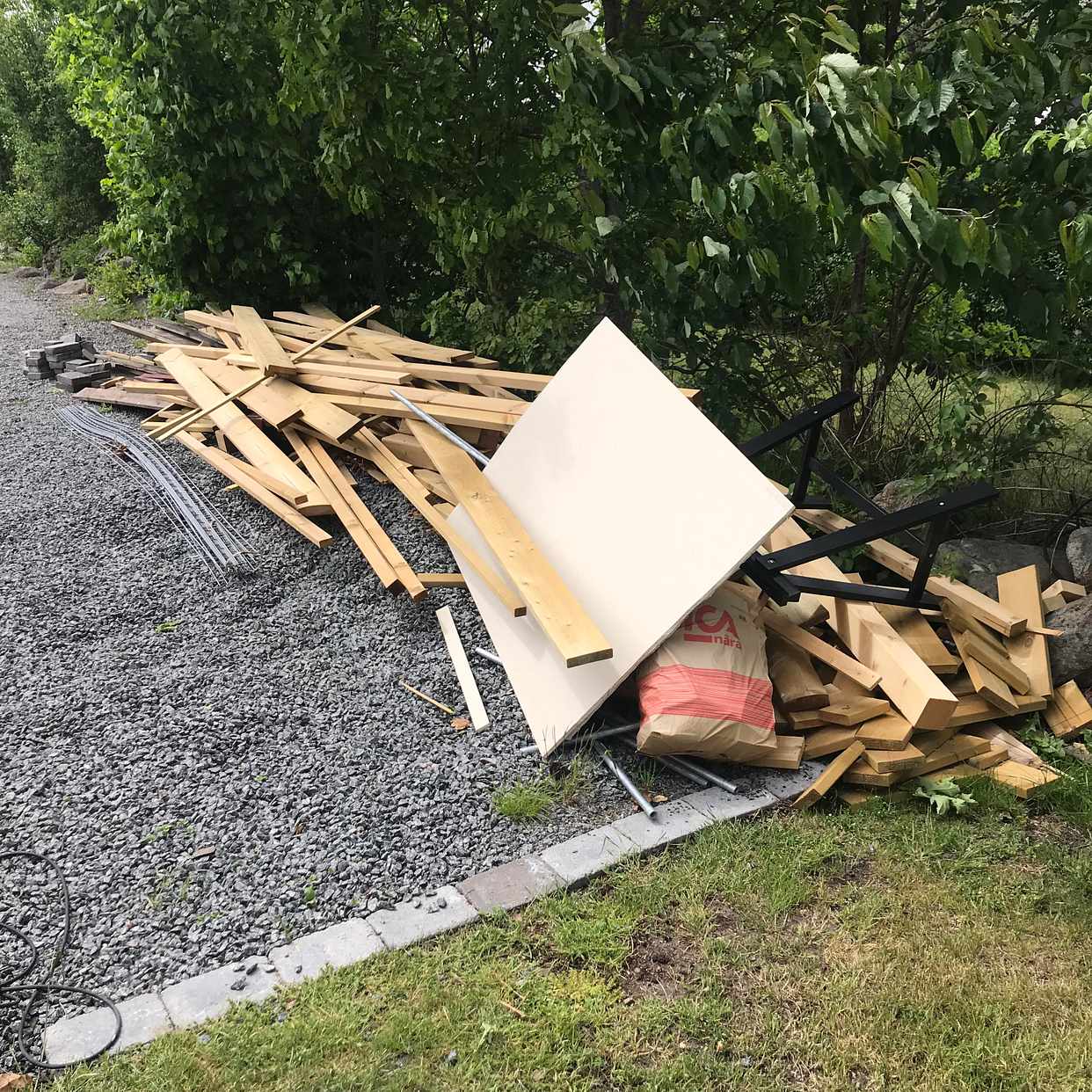 image of Överblivet byggmaterial - Träslövsläge