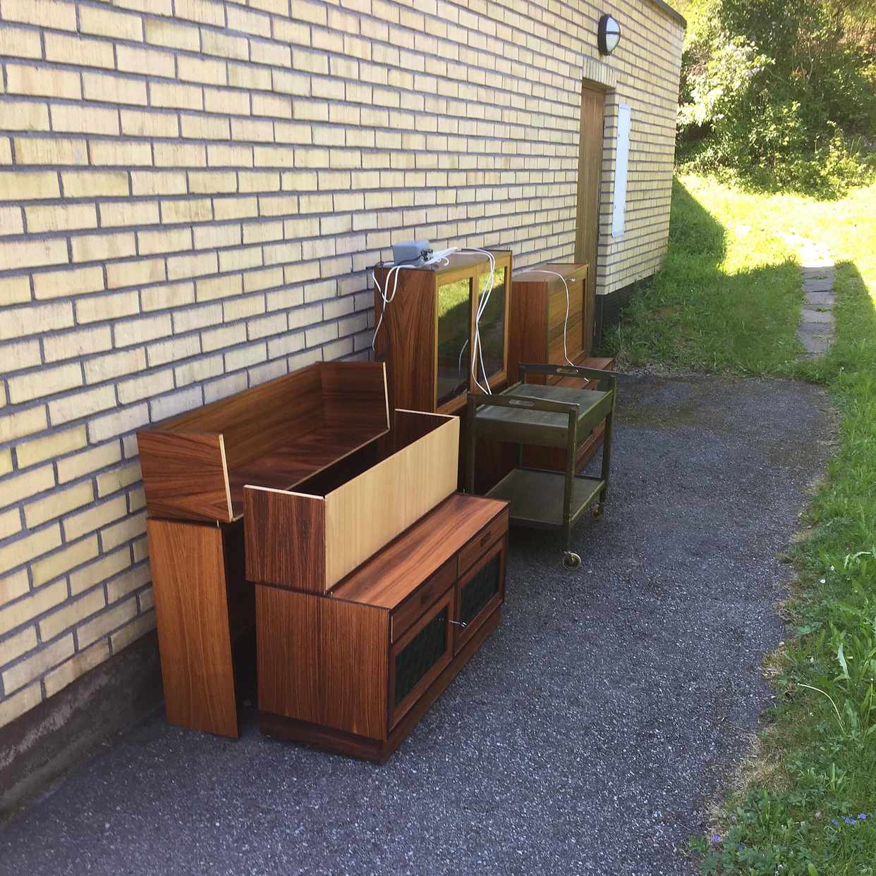 image of Två bokhyllor och vagn - 