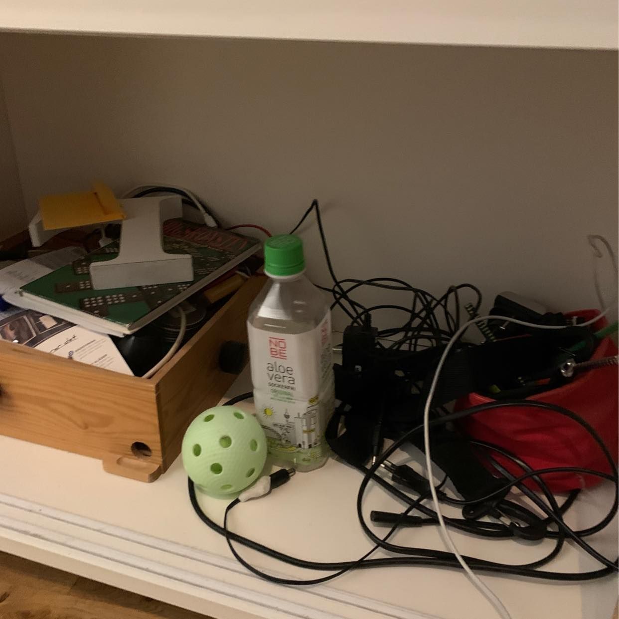 image of Tv + tvbänk o sladdar bor - Bromma