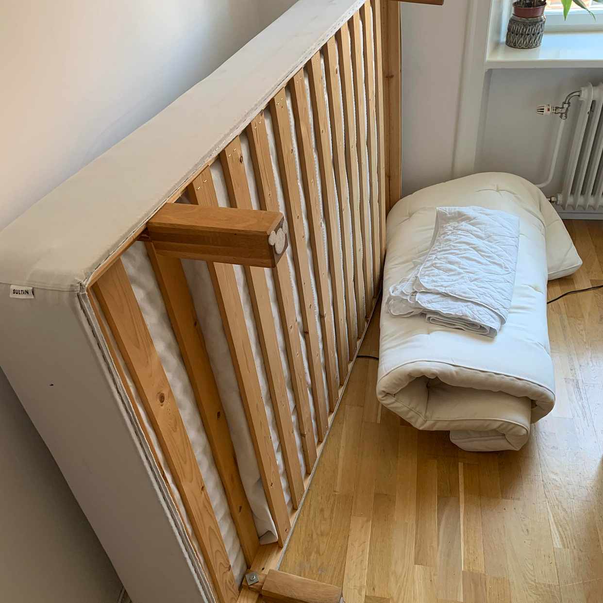 image of Gammal säng med madrass - Stockholms Stad