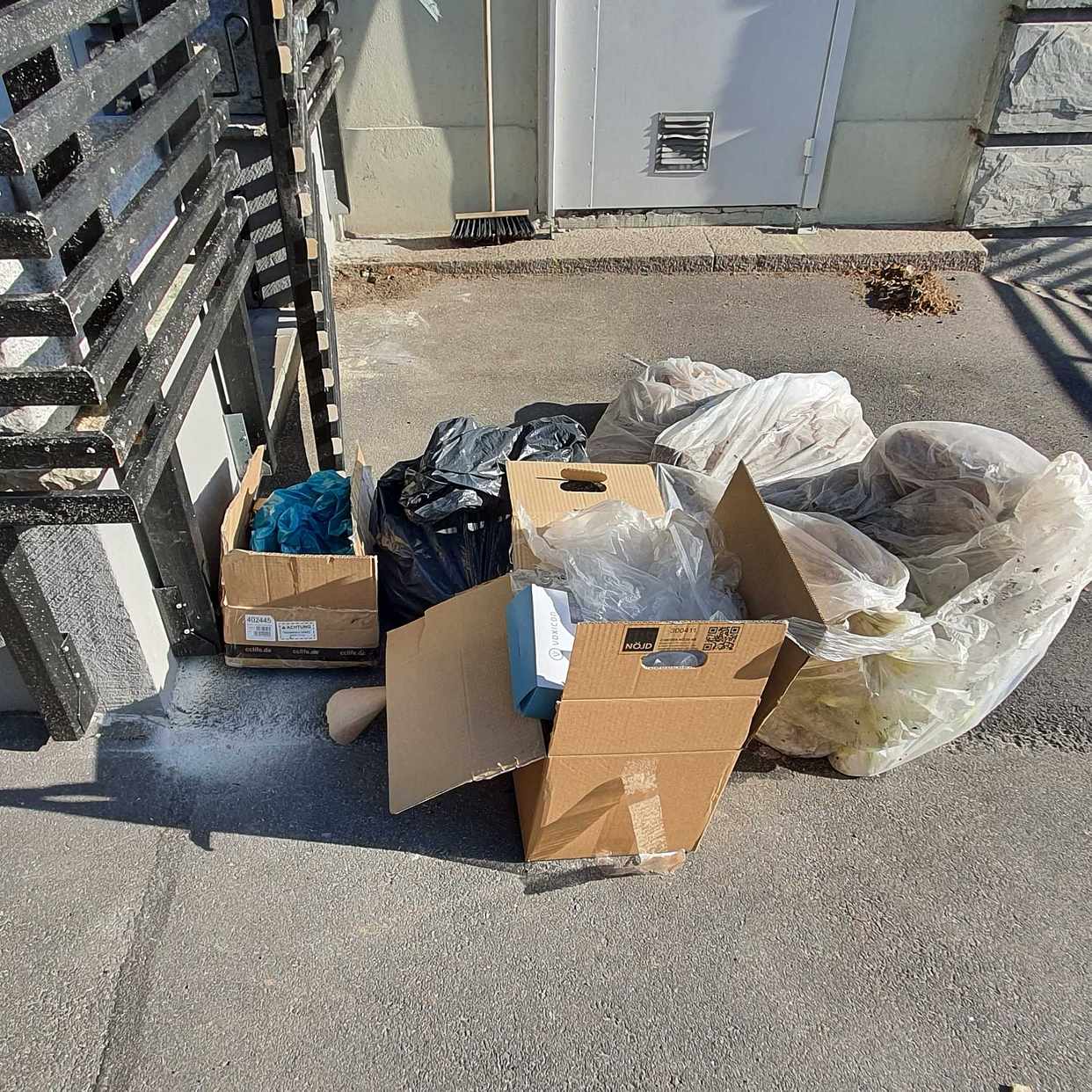 image of Paintbuckets/cardboard - Stockholm