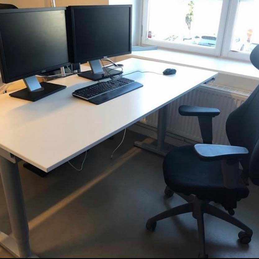 image of Skrivbord, stol, skärm - 