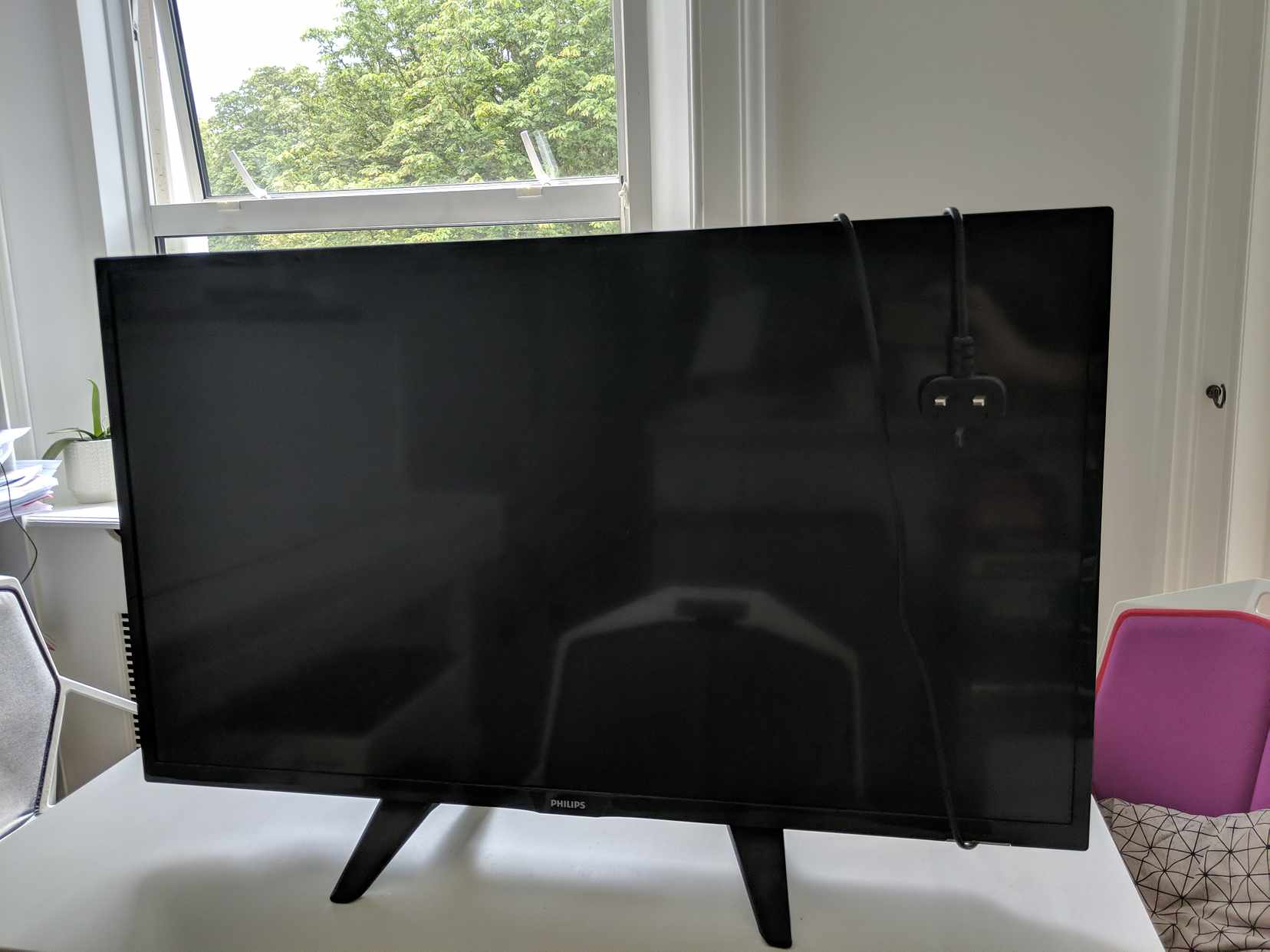 image of TV broken - London