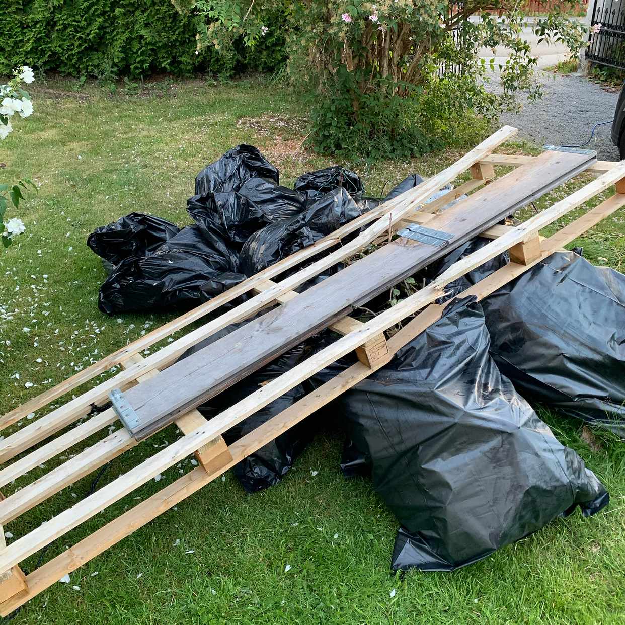 image of Säckar med jord och löv - Spånga