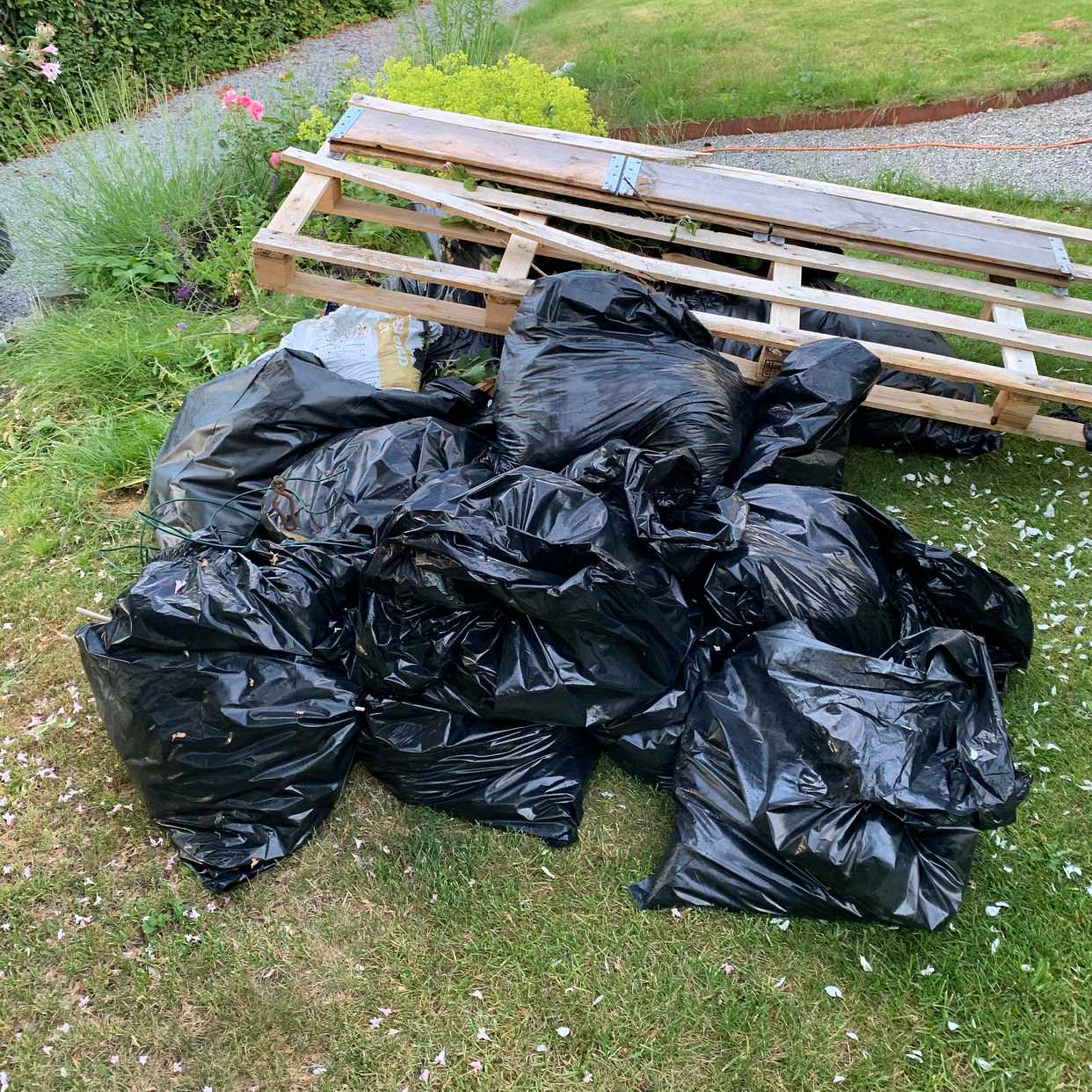 image of Säckar med jord och löv - Spånga
