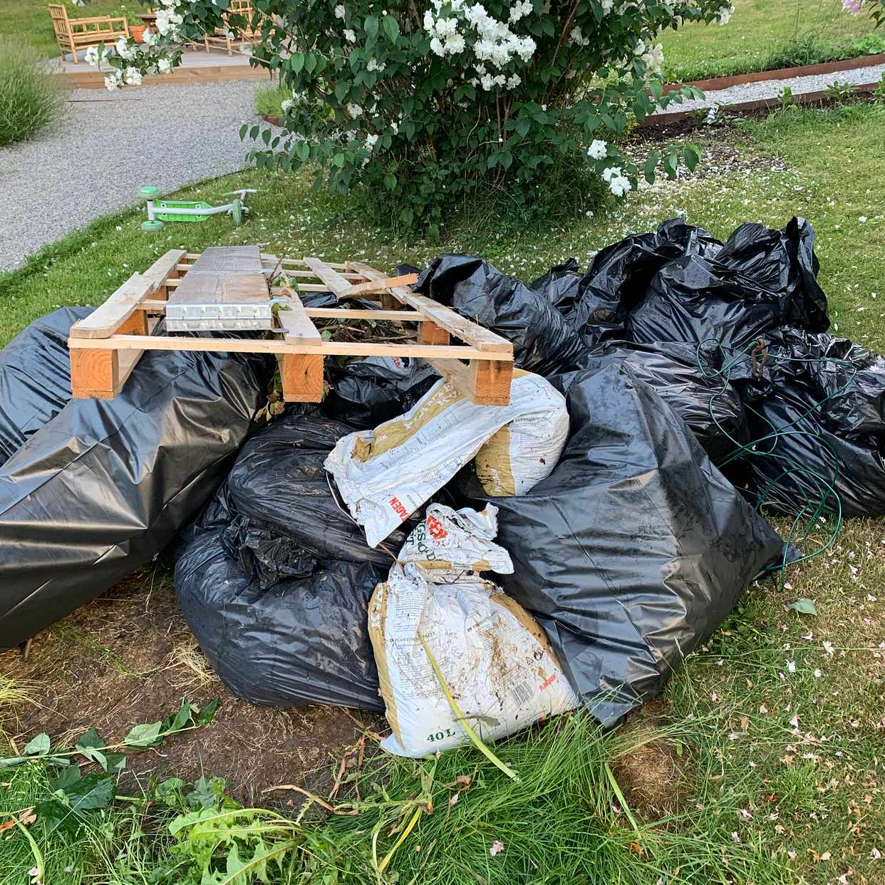 image of Säckar med jord och löv - Spånga