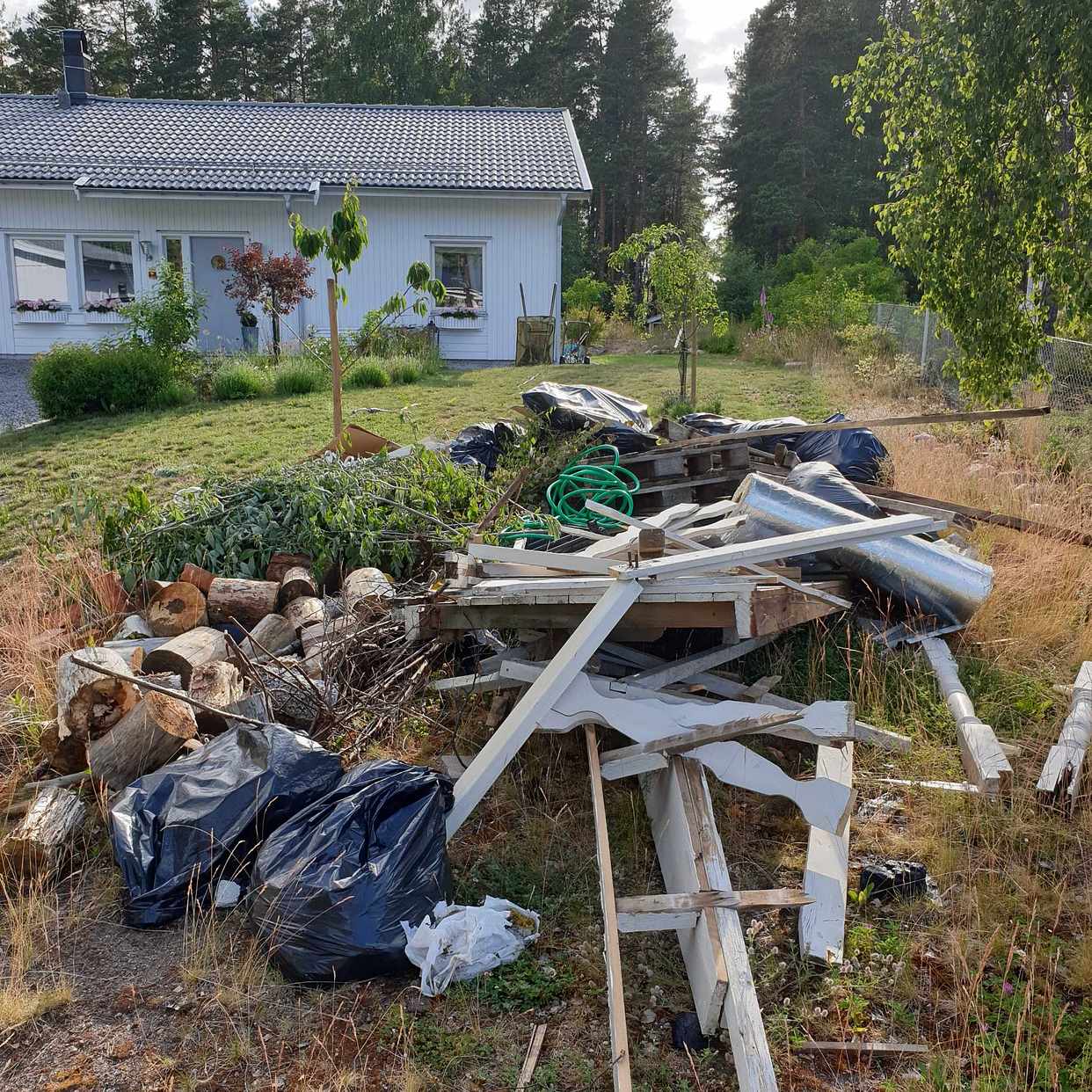 image of Blandat skräp trädgård - Bålsta